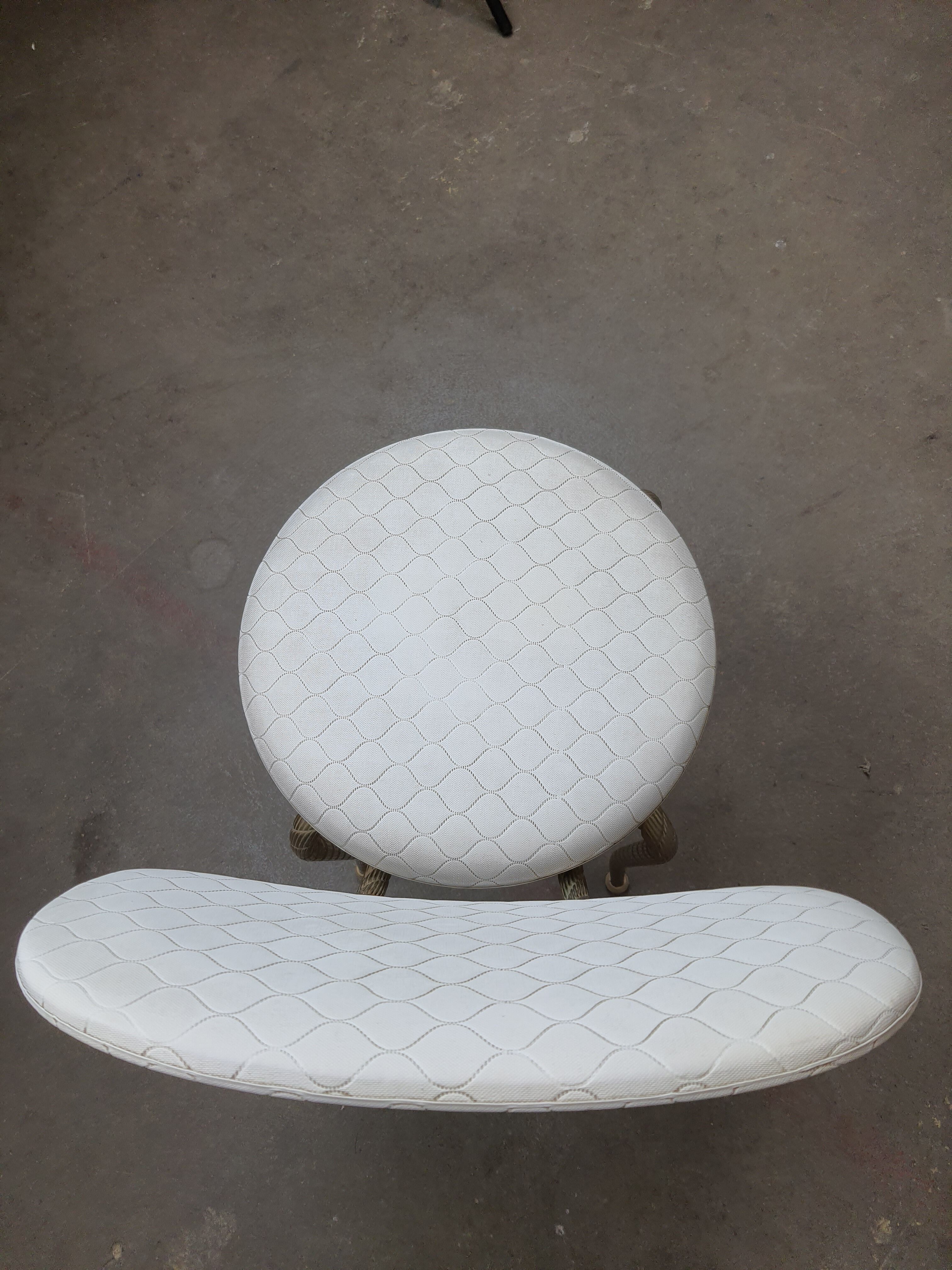 Chaise pied doré courbé cordé simili-cuir
