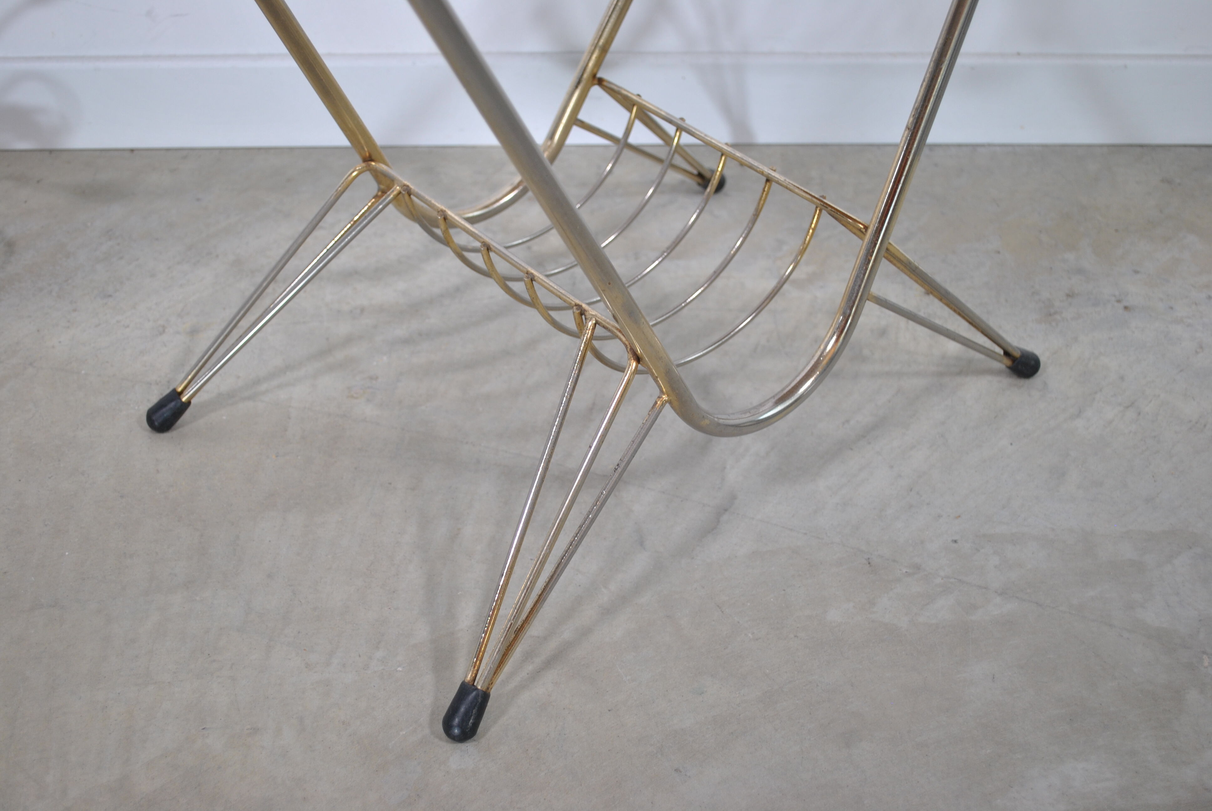 Smooth floor lamp magazine holder