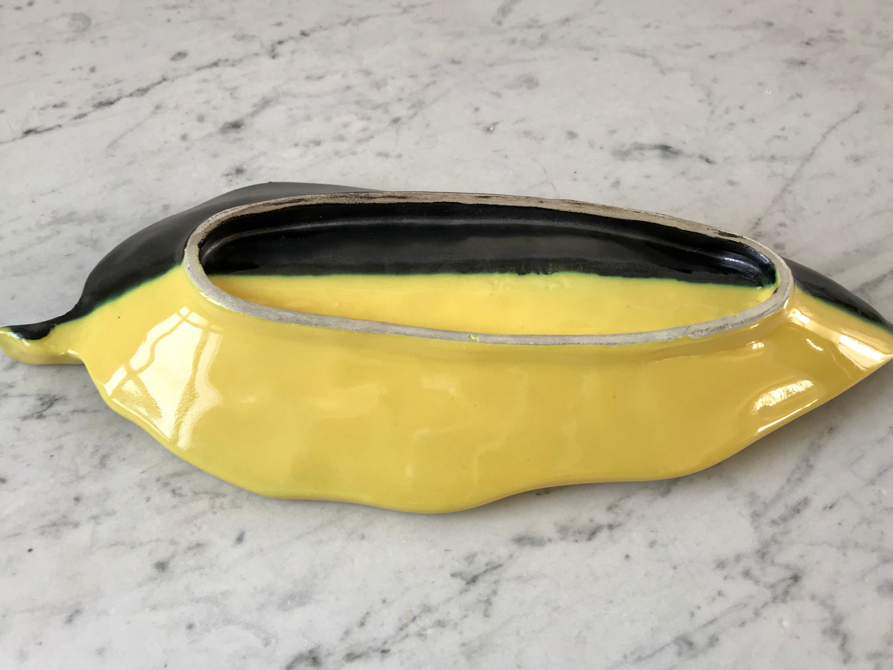 Feuille bicolore en céramique signée années 70