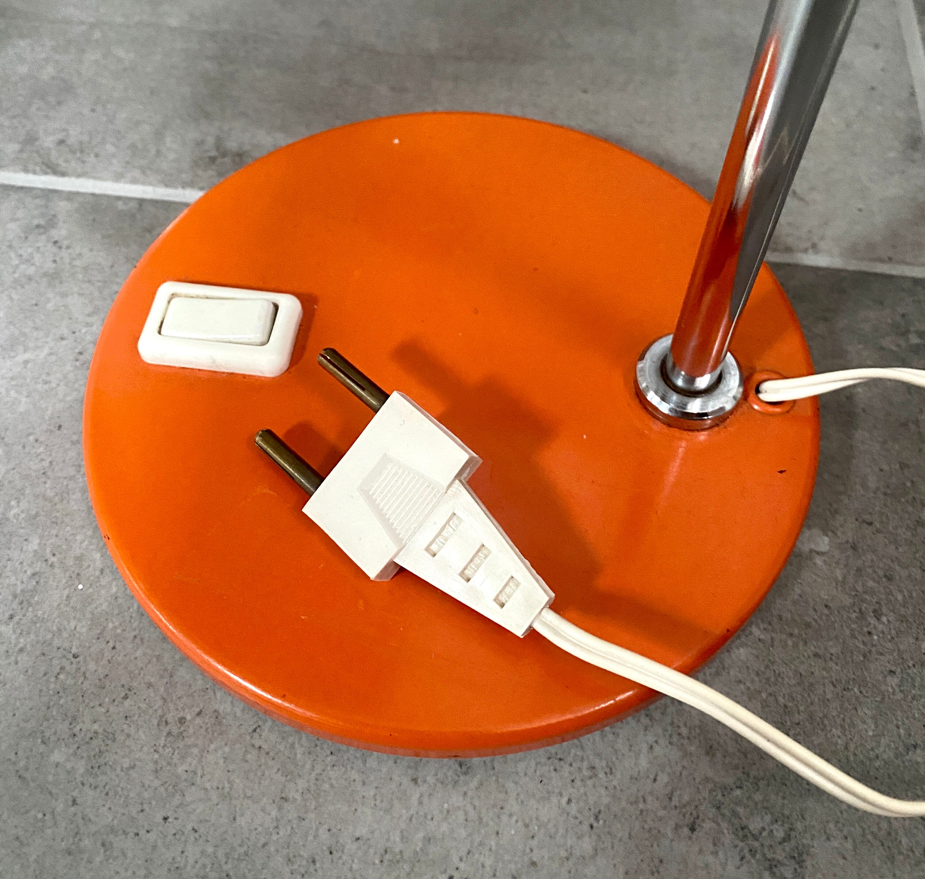 Lampe de bureau métal laqué orange et chrome, vers 1970