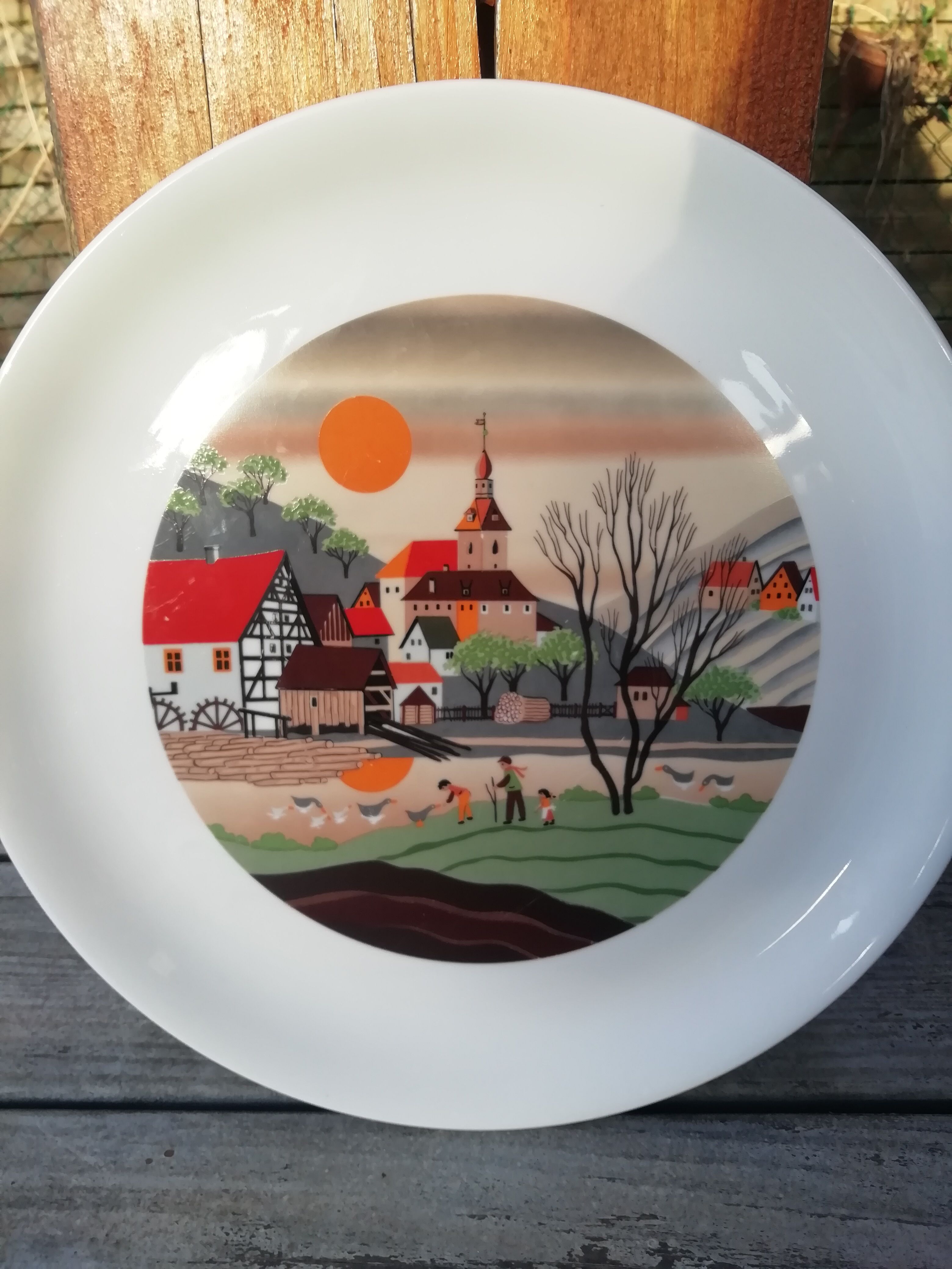 Dish with naïve pillivuyt décor