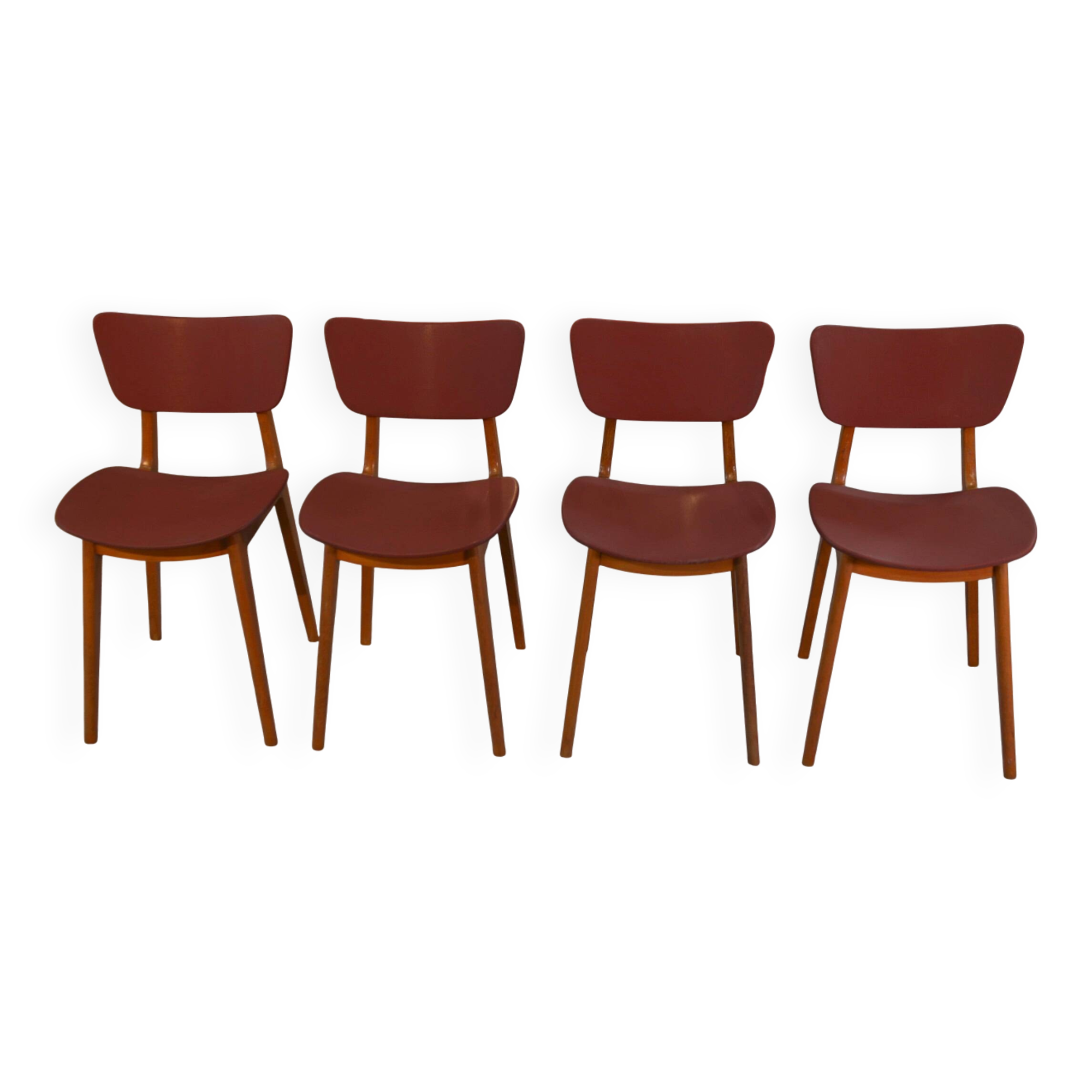 Set of 4 designer chairs in oak and red leatherette from the 1960s