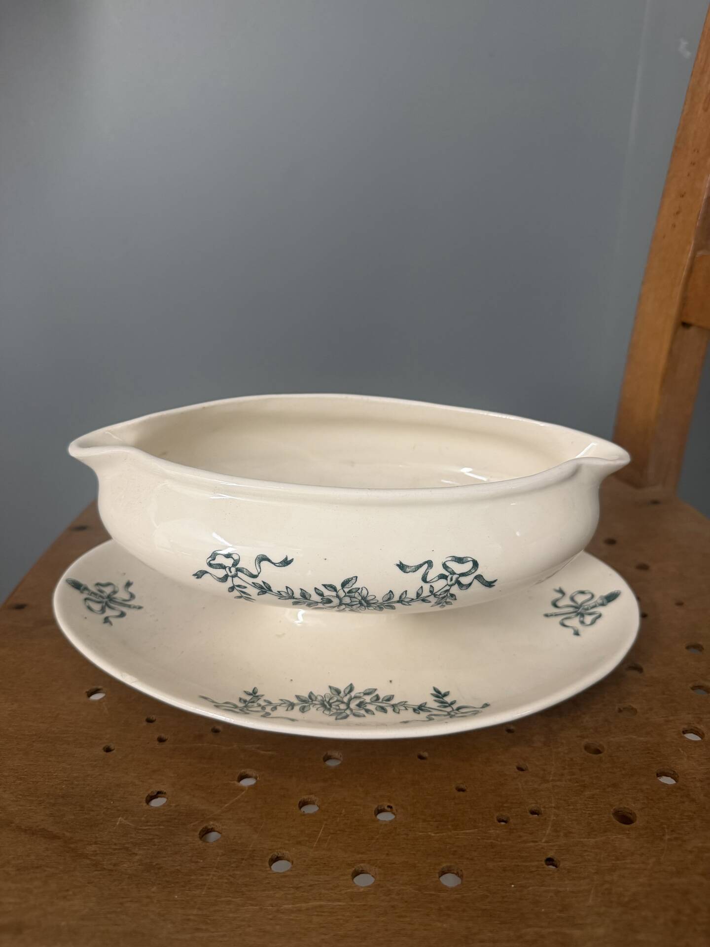 Antique sauce boat in Longchamp faience with its underplate – glazed decoration.