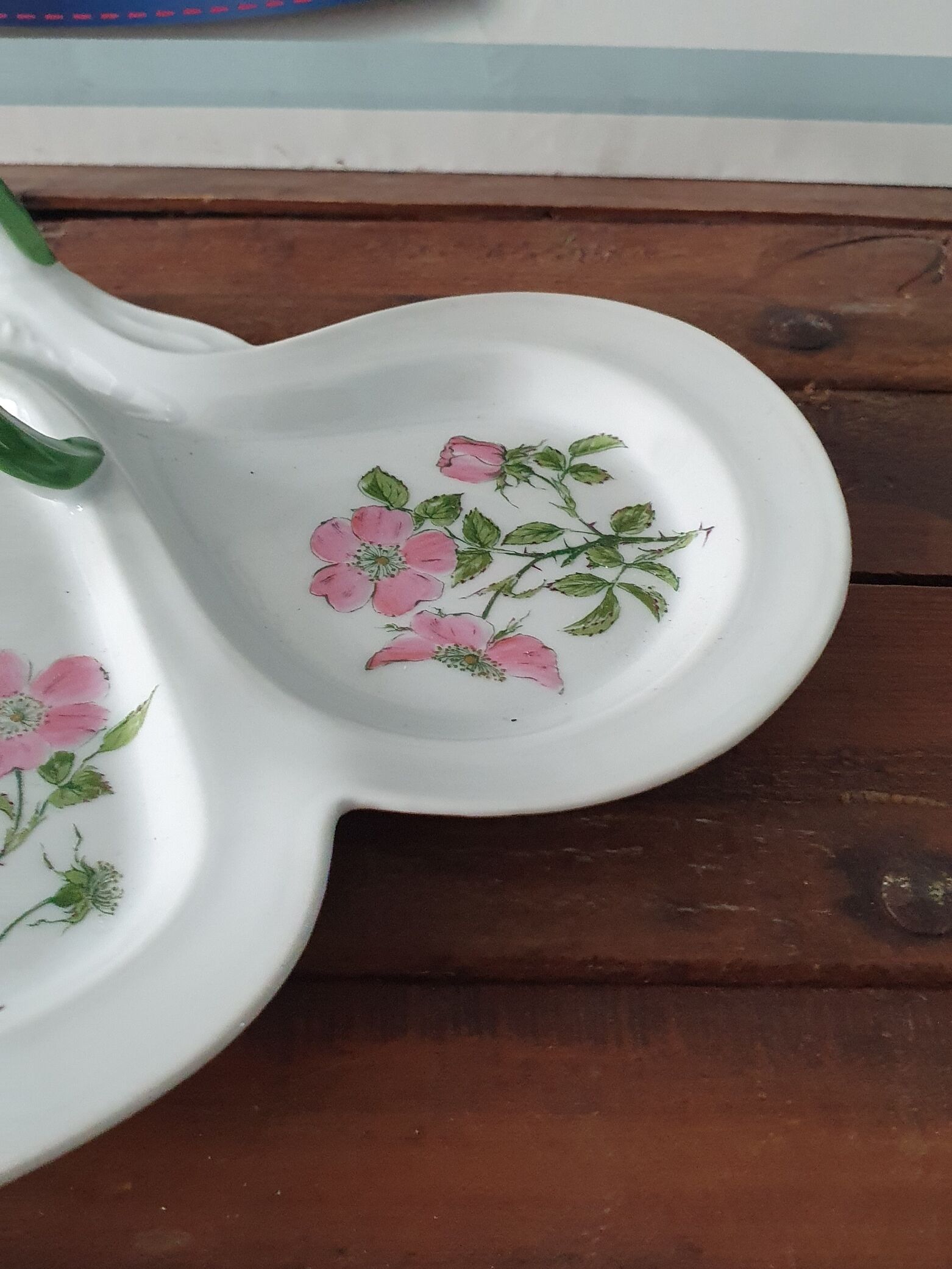 Flat, servant floral decorations in limoges porcelain