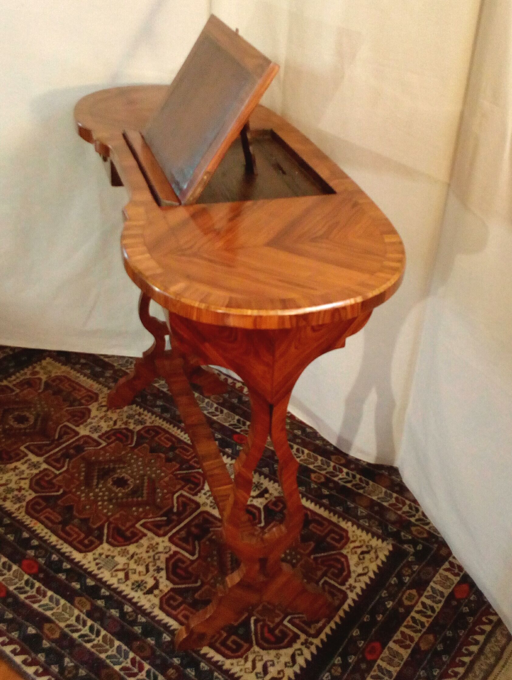 Kidney-shaped reading table