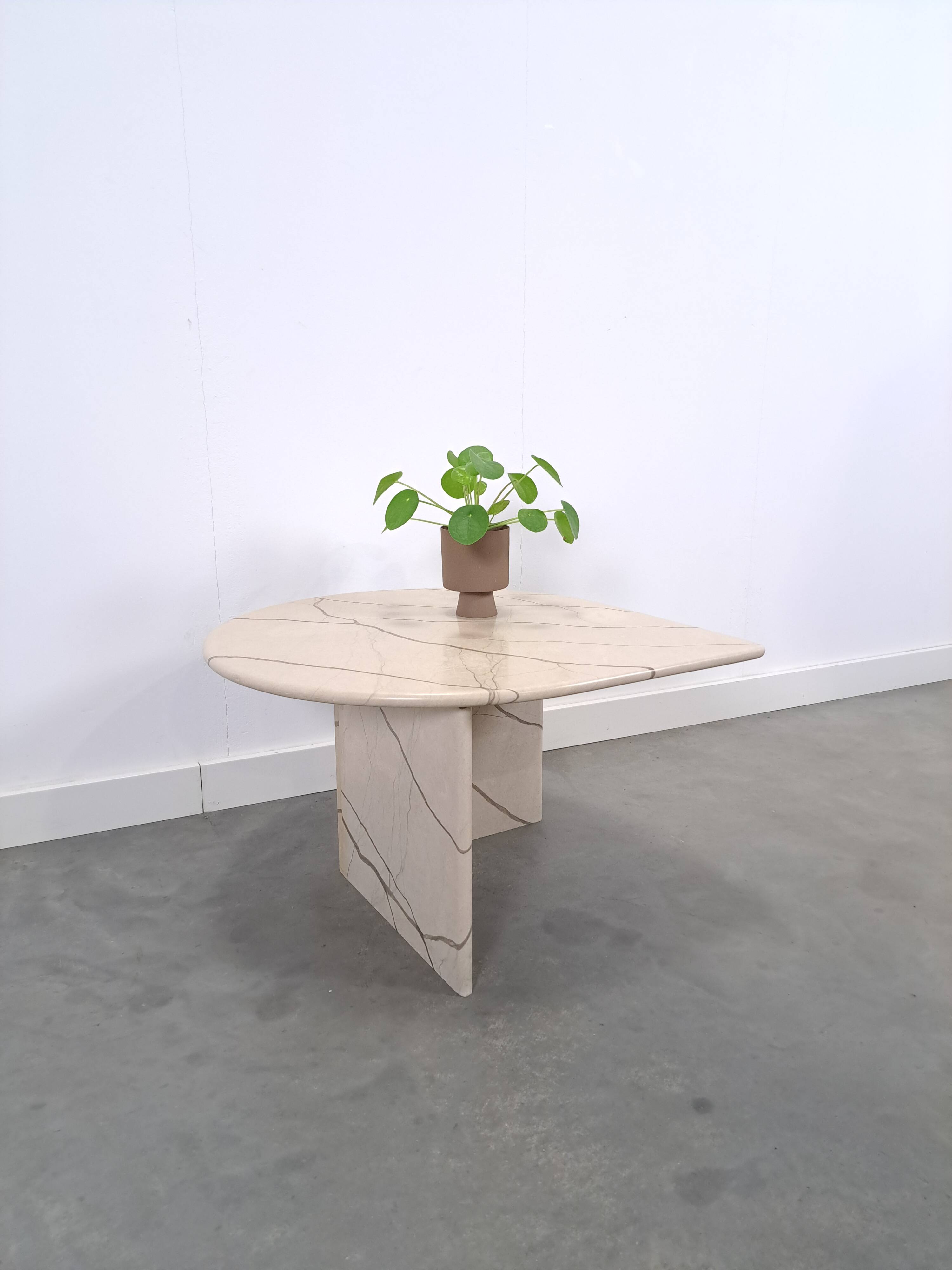 Marmeren druppelvormige tafel