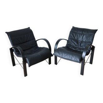 Paire de fauteuils cuir noir tord bjorklund