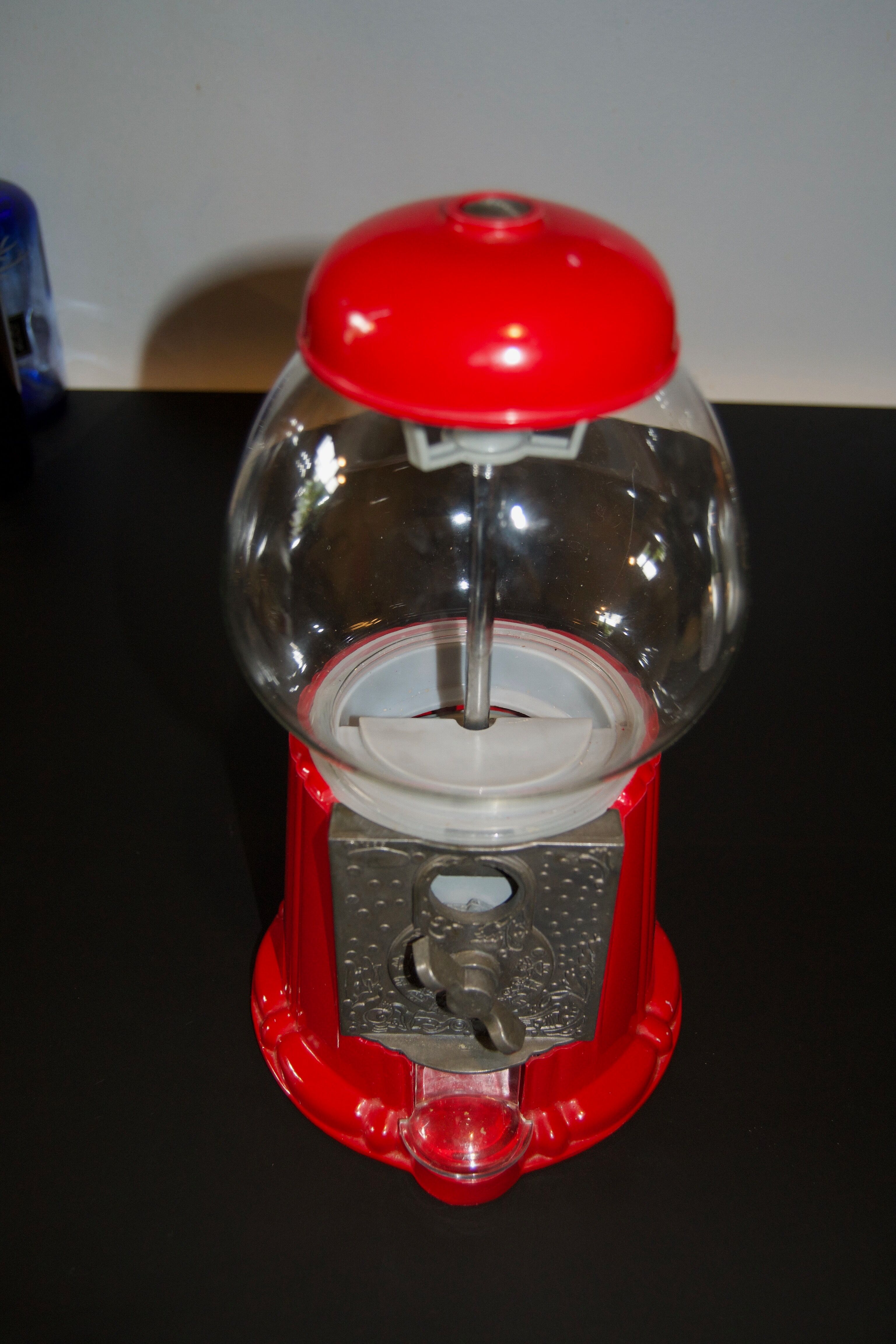 Bistro bar dispenser for peanuts/bubble gum