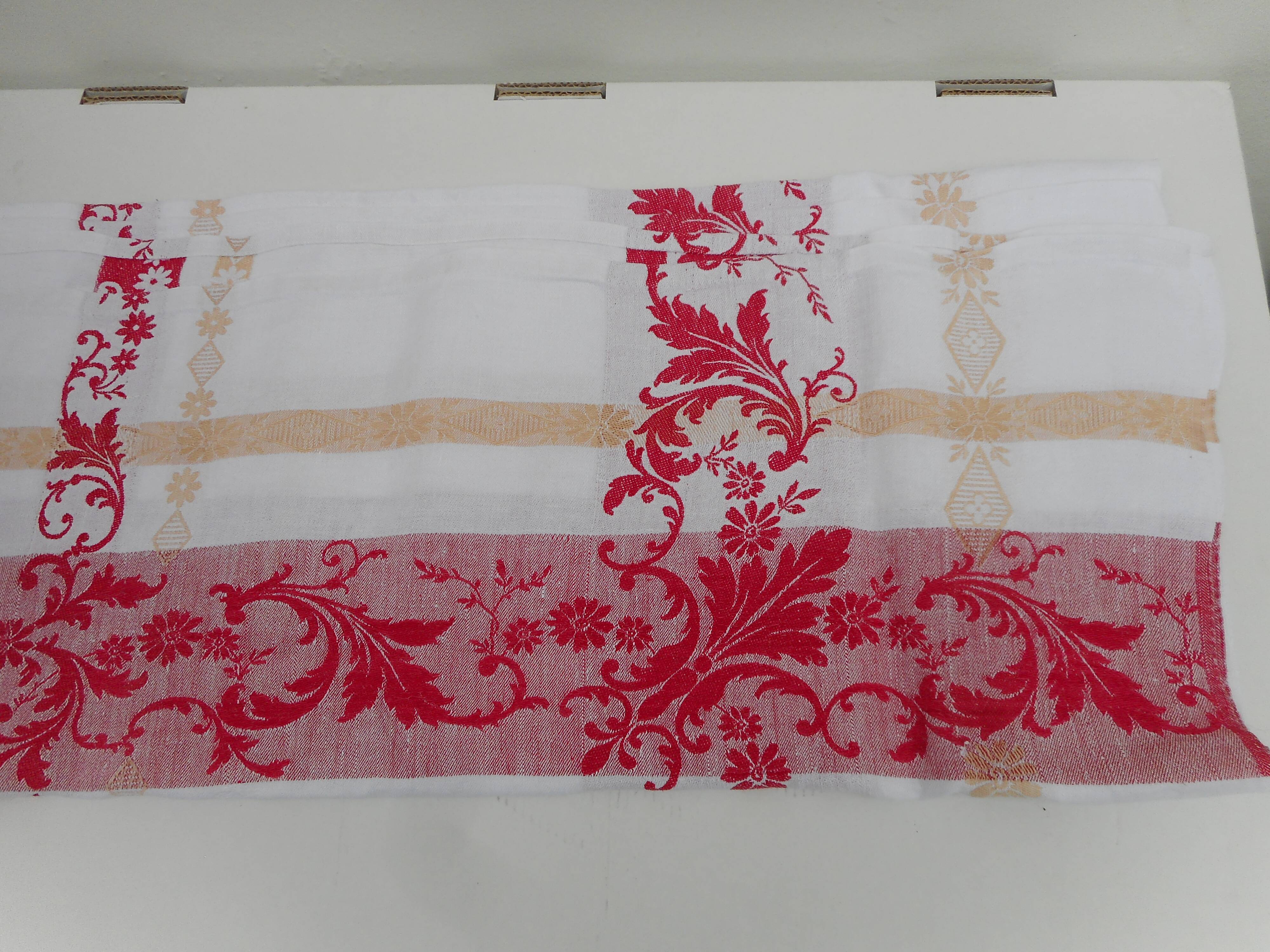 Nappe damassée bande rouge
