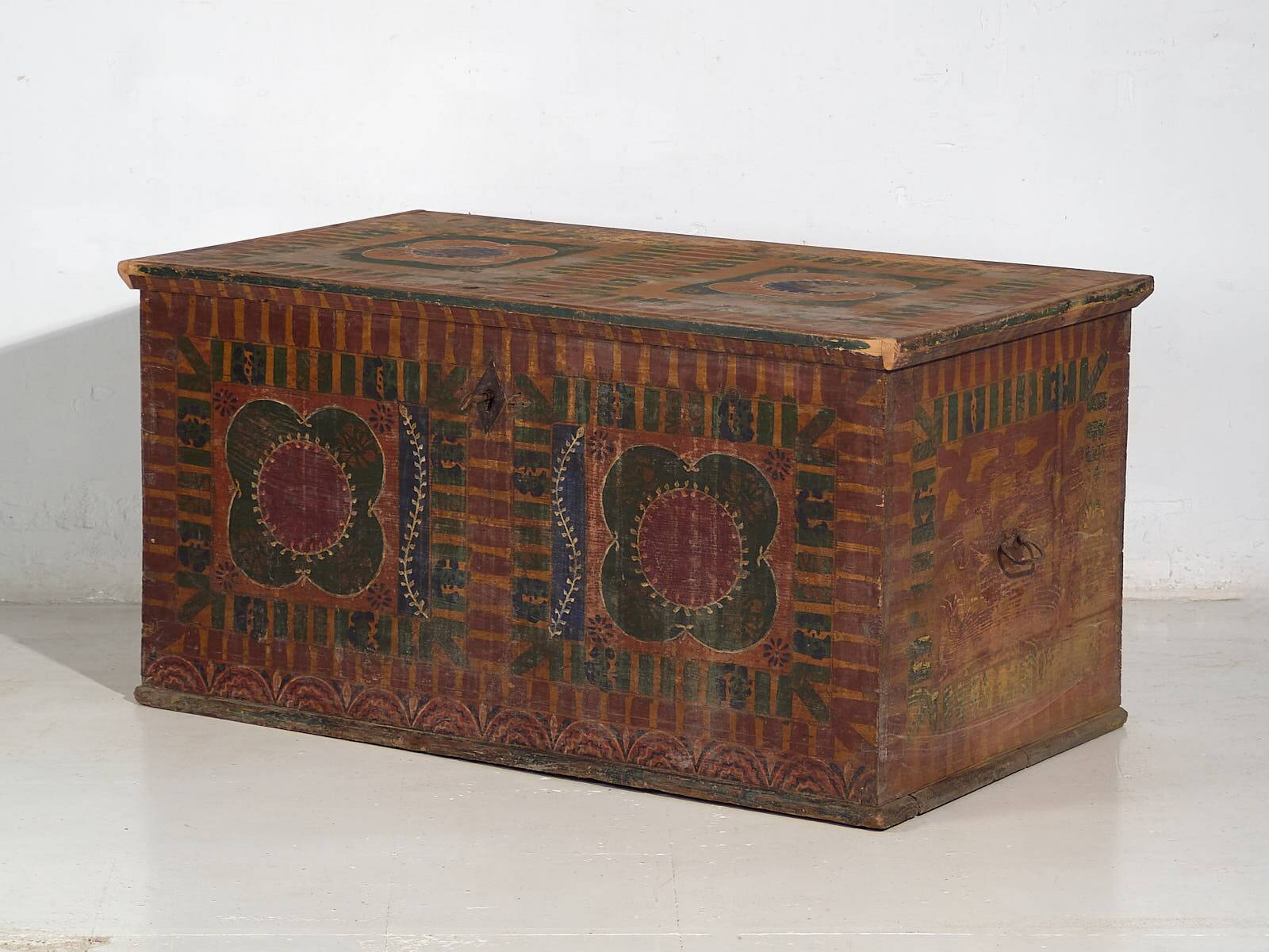 Large antique hand-painted trunk (c.1900) #50
