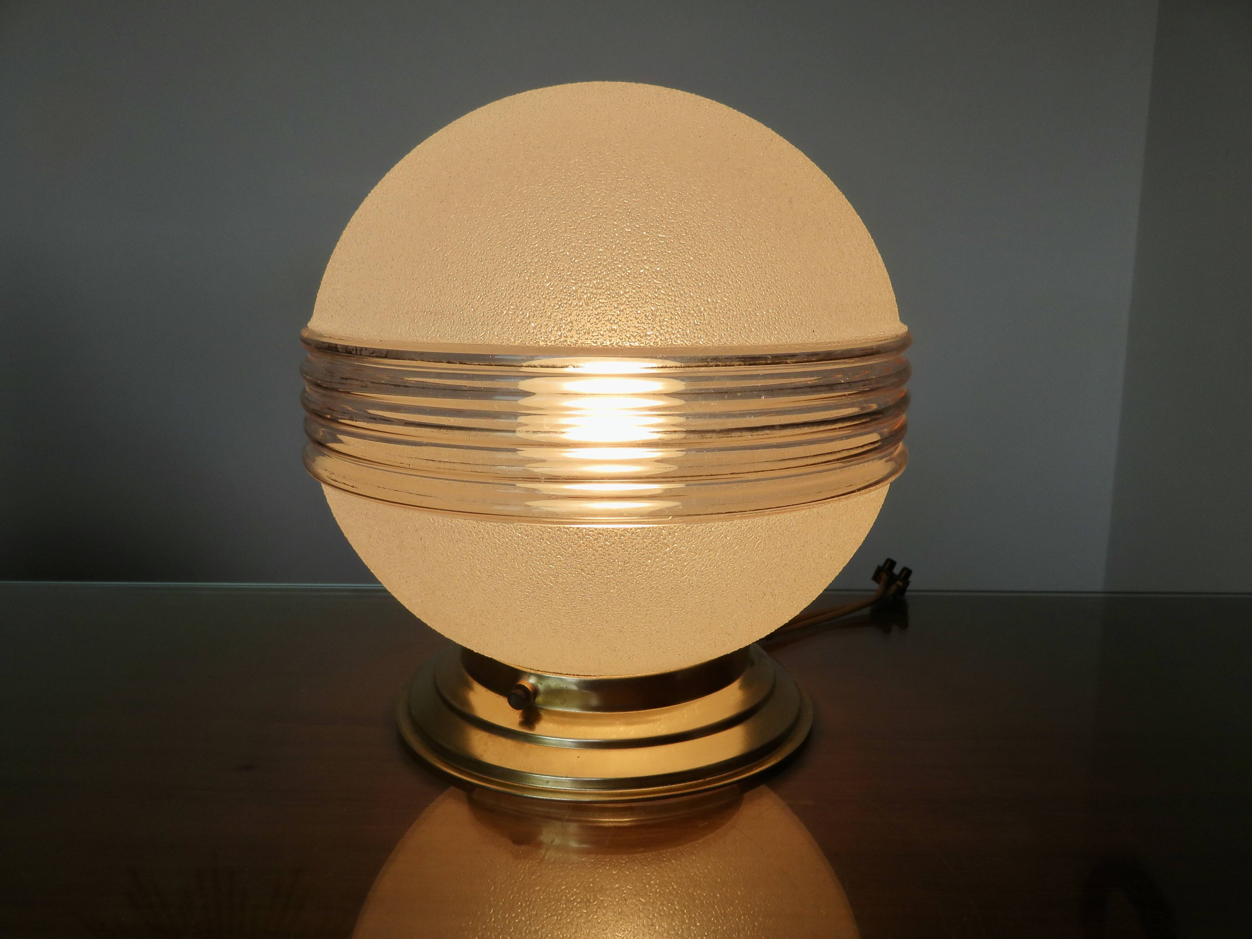 Plafonnier "globe" en verre granité rose,  liserés dorés, vers 1950 ou 1960