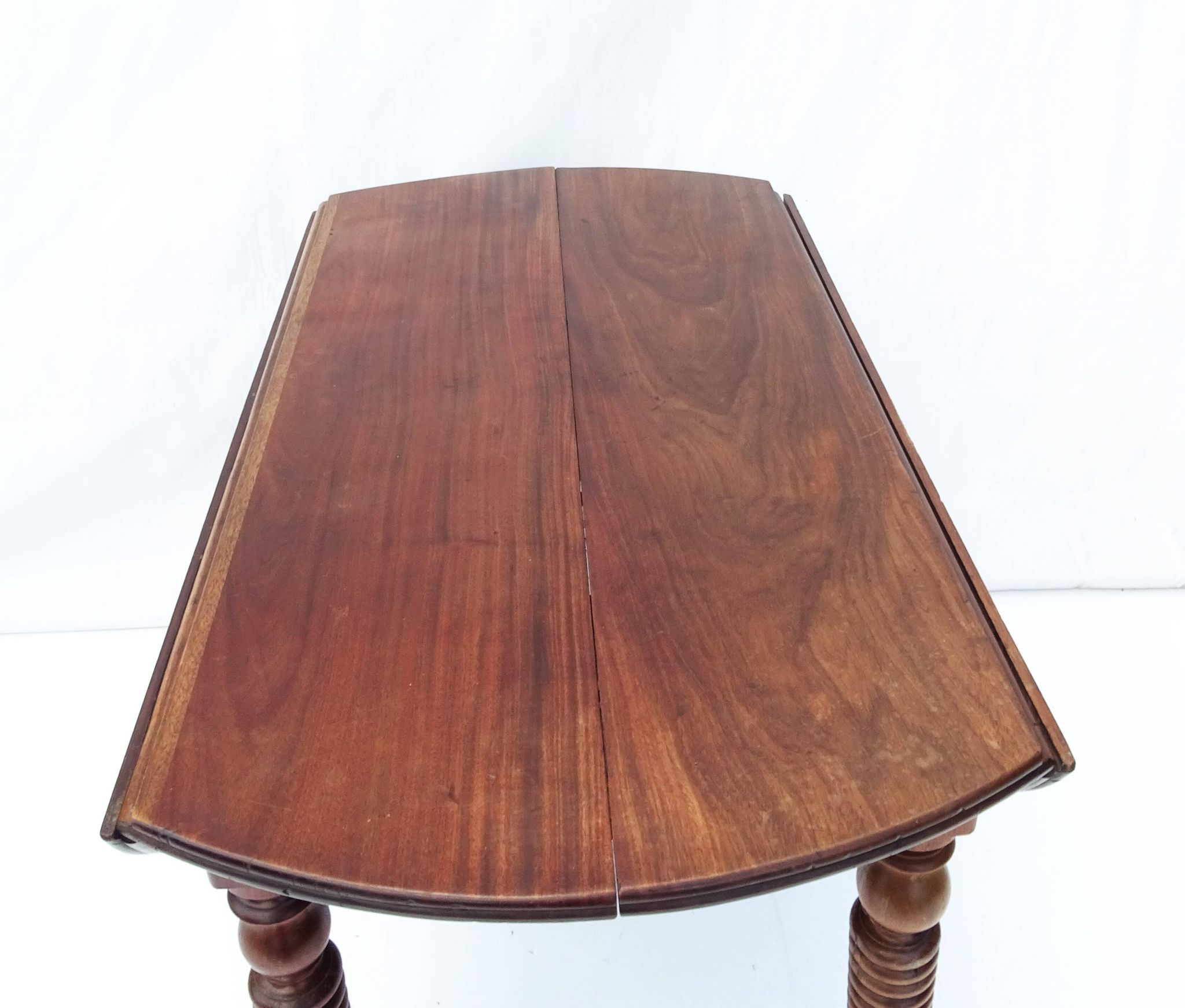 Round flap table