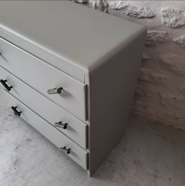 Commode vintage en bois massif peint