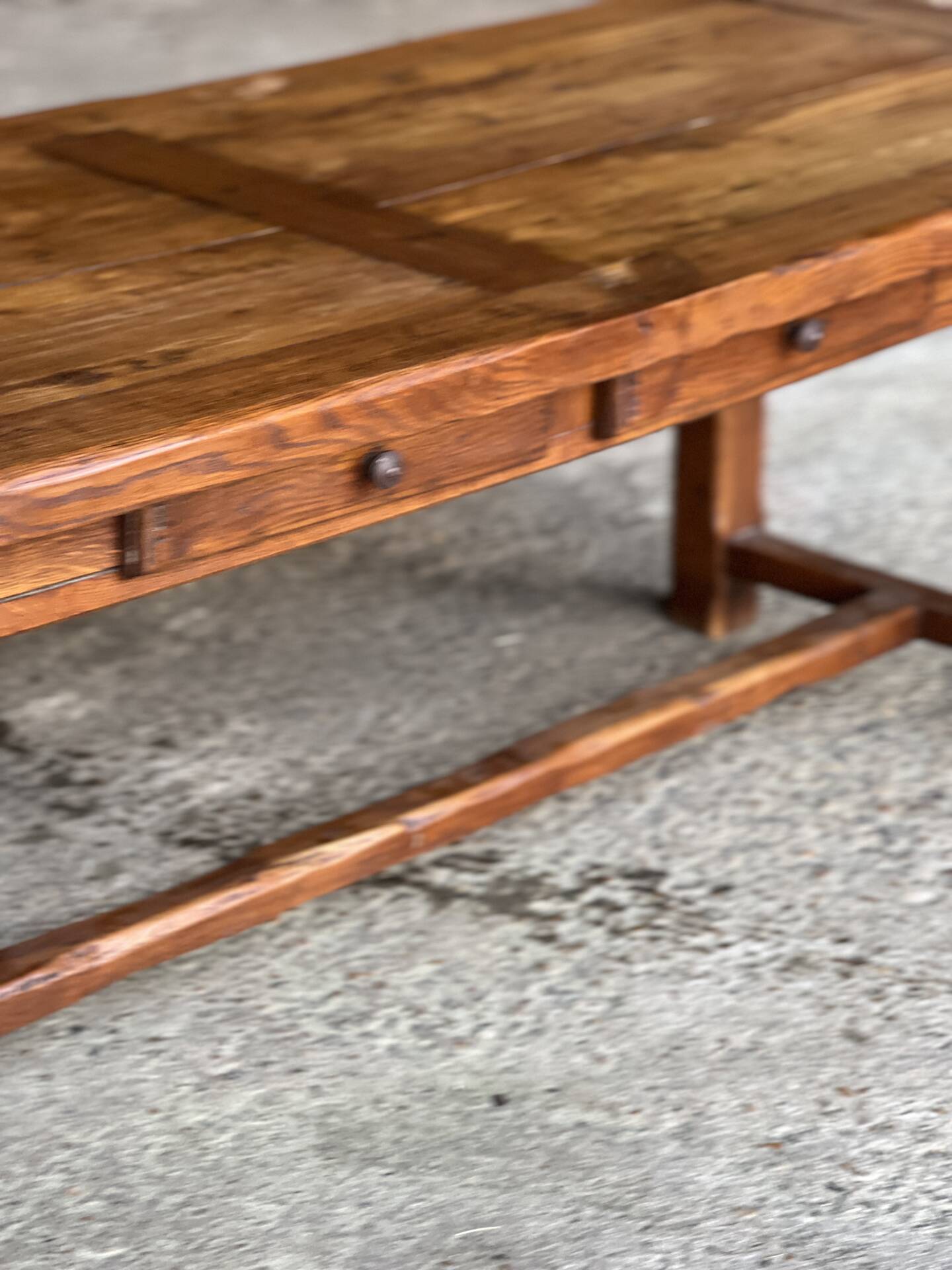 Grande table de ferme - 2 bancs - 2 rallonges 