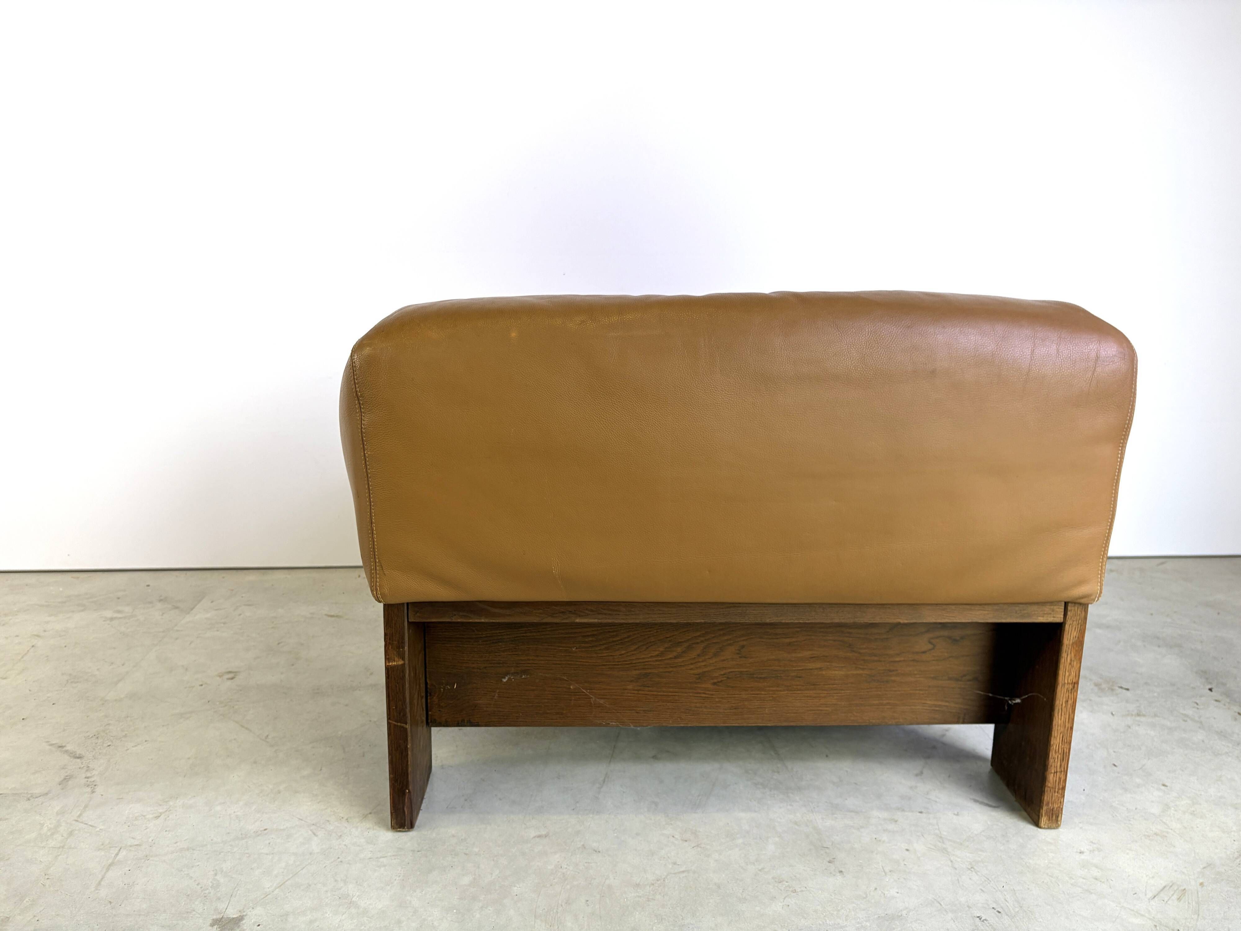 Fauteuil en cuir brutaliste, années 1960