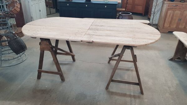 Table ancienne sur tréteaux