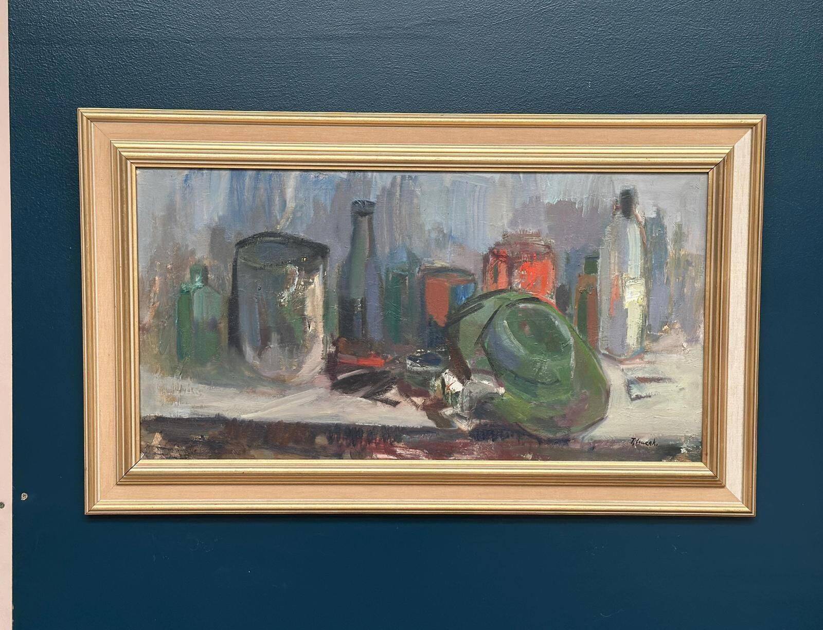 Original polonais/suédois du milieu du siècle huile sur toile – « Chapeau et bouteilles » par Jerzy Luczak – Vintage et encadré – 59 × 99 cm (23,2" × 39")
