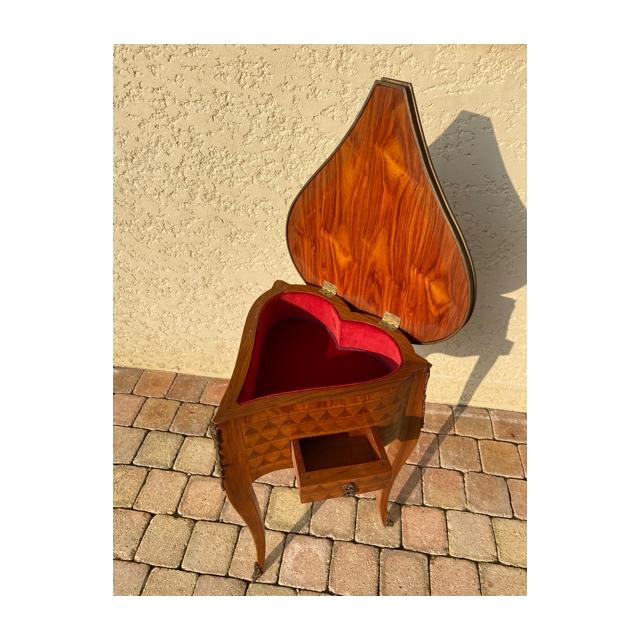 Table form heart in style Louis XV marquetry