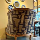 Armchair in a wooden confessional style with black and beige cotton.