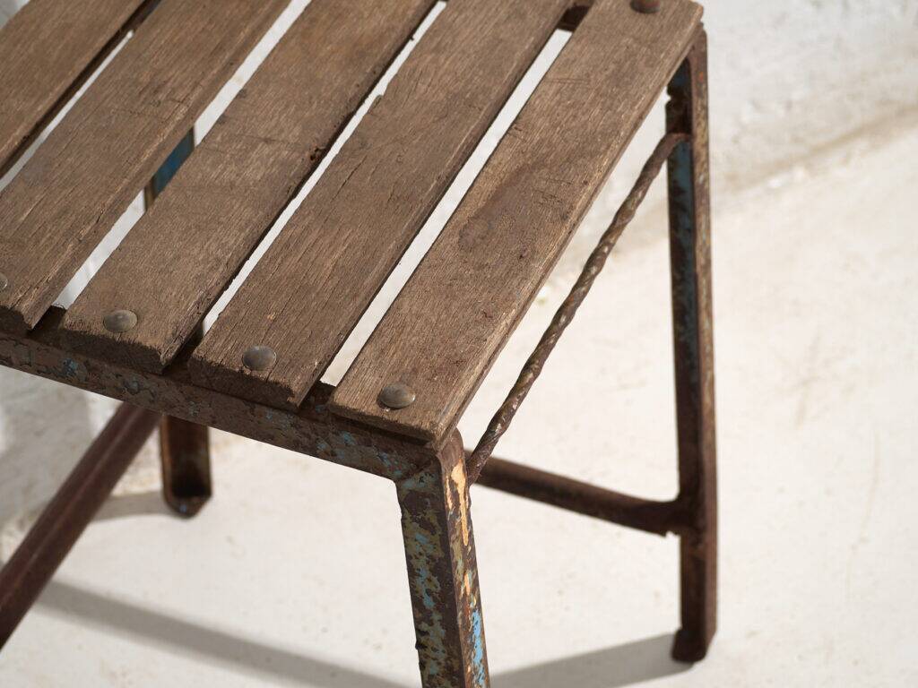 Tabouret industriel ancien en bois de pin et fer – Europe centrale, vers 1950