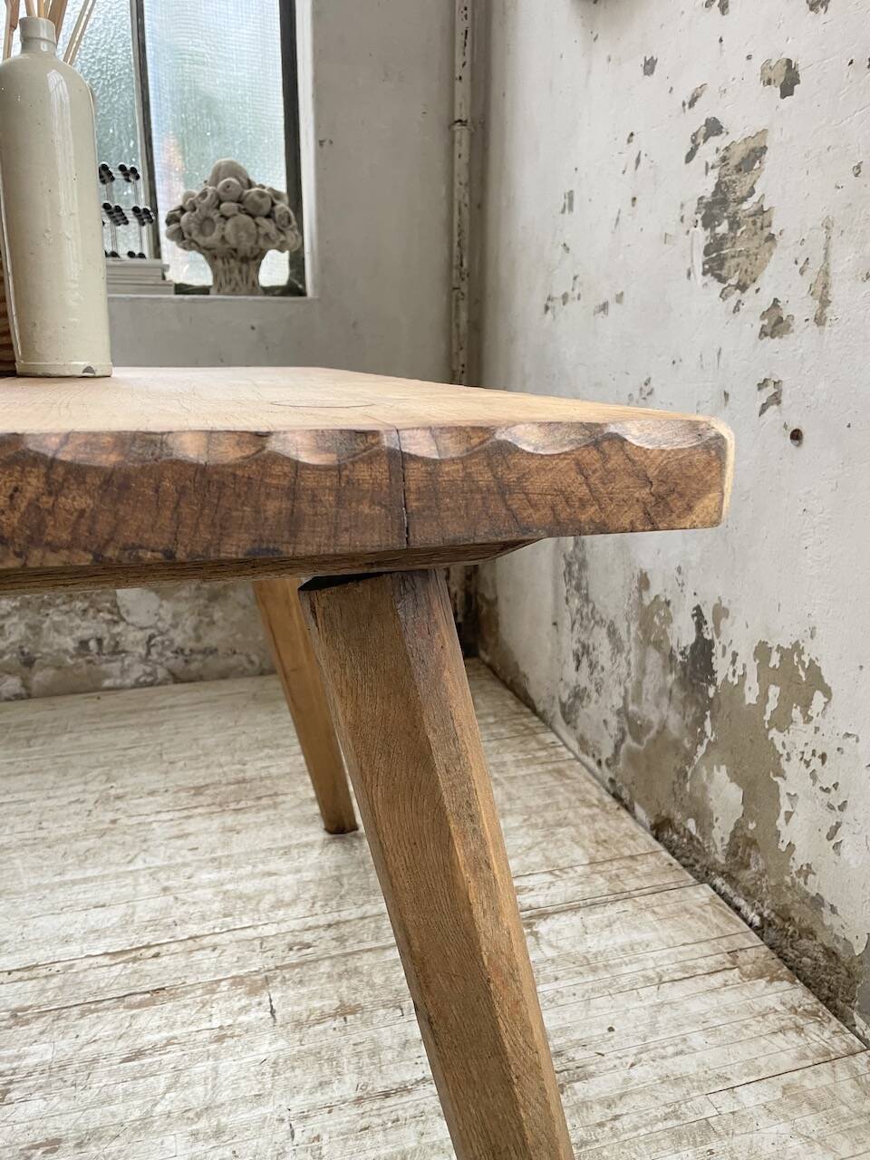 Table brutaliste savoyarde en chêne