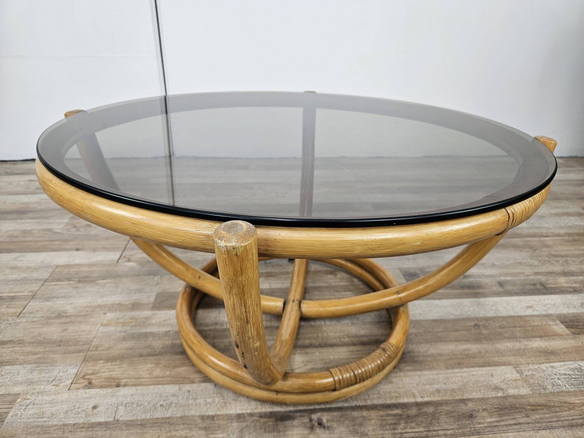 Table basse ronde vintage en bambou et verre fumé