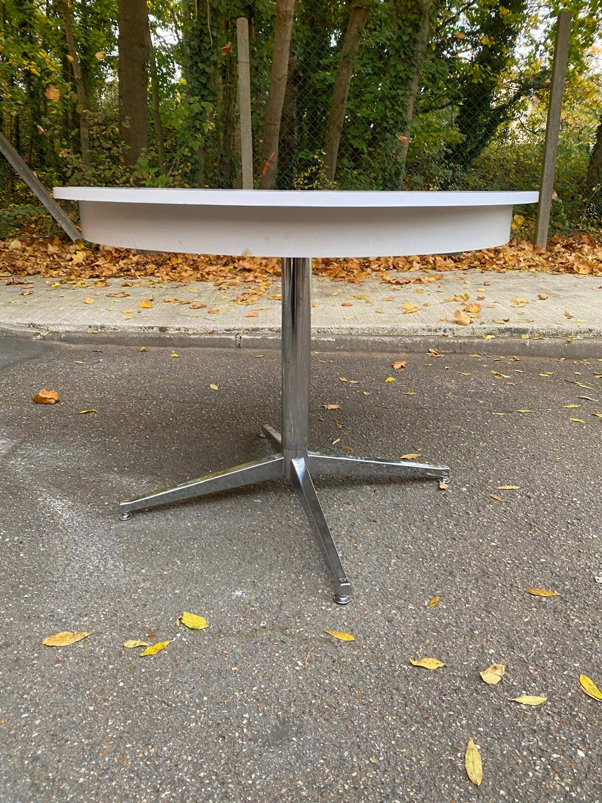 Table à manger blanche pied central extensible des années 70