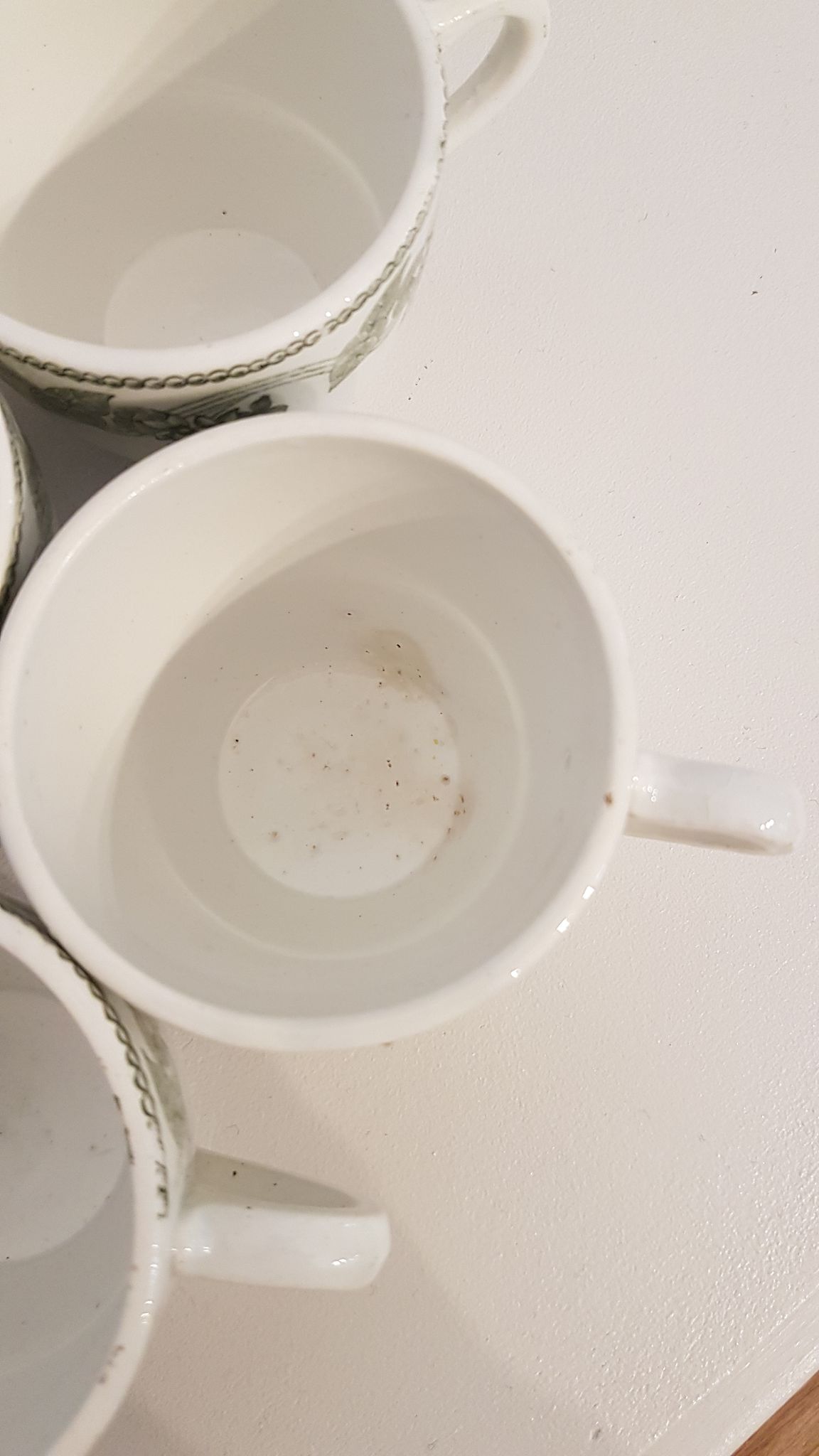Série de 11 tasses en porcelaine