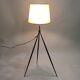 Lampadaire tripode moderniste