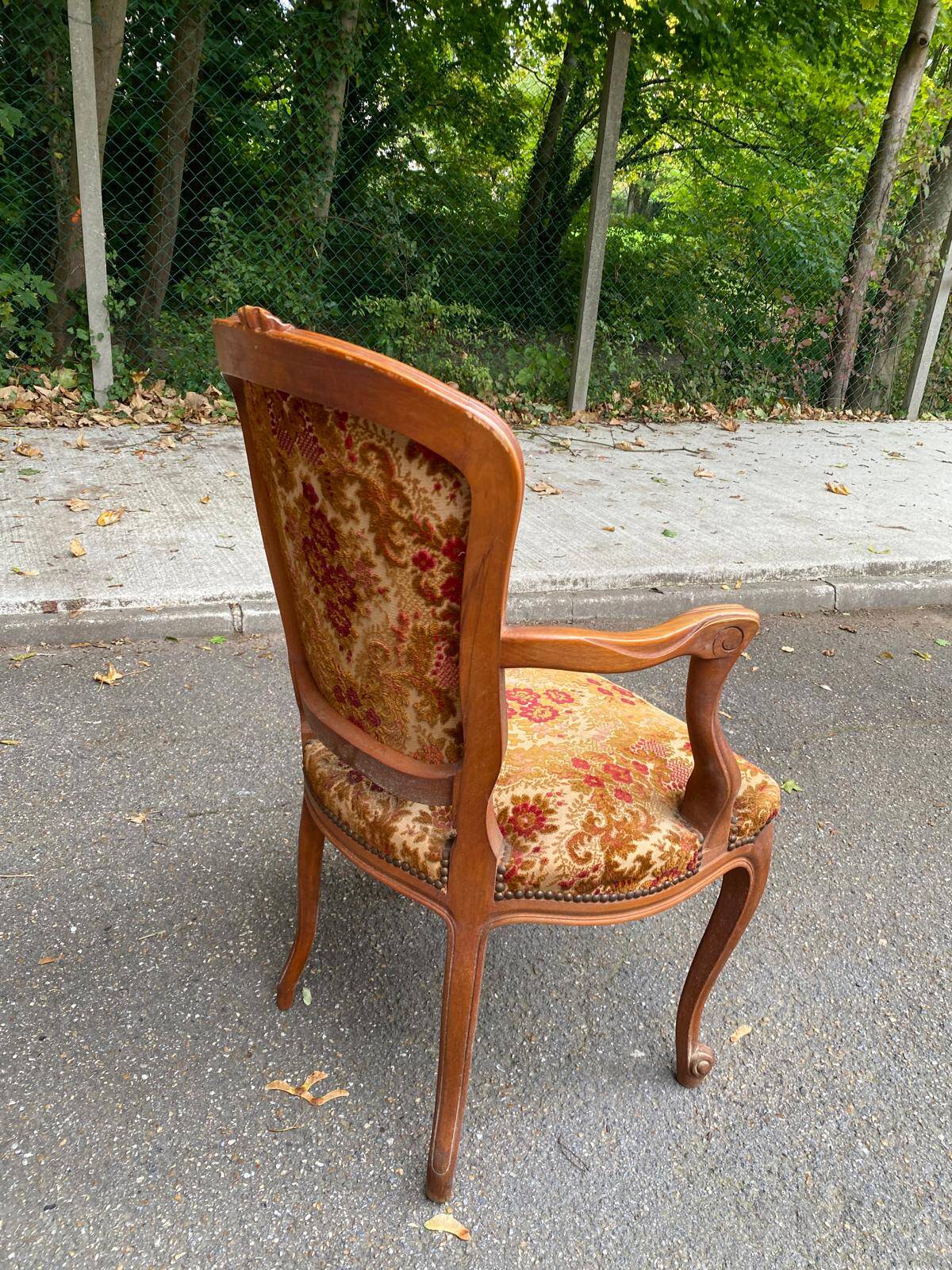 Louis XV armchair in carved solid wood and red and yellow fabric