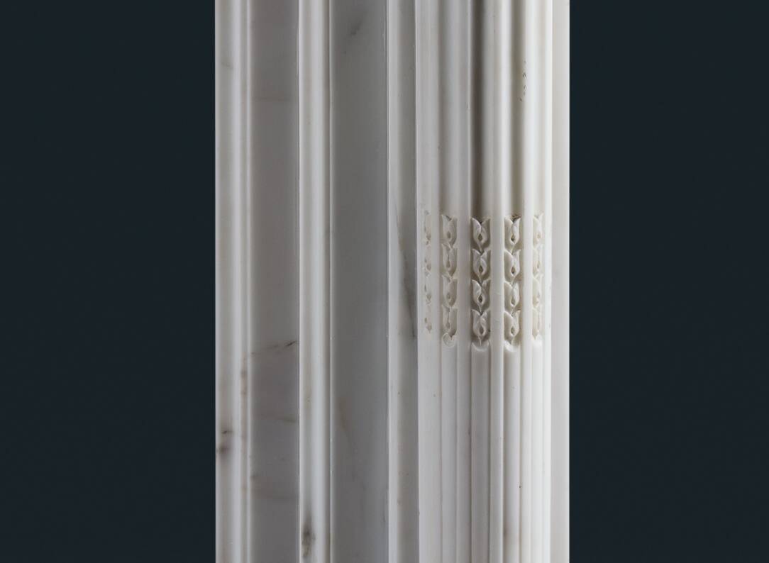 Cheminée en marbre statuaire de style Louis XVI