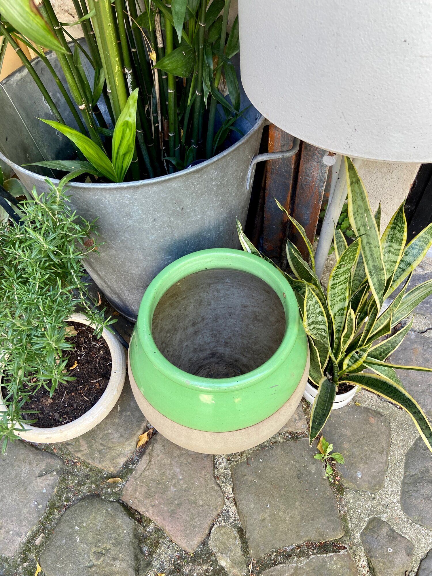 Pot en grès émaillé beige et vert arsenic
