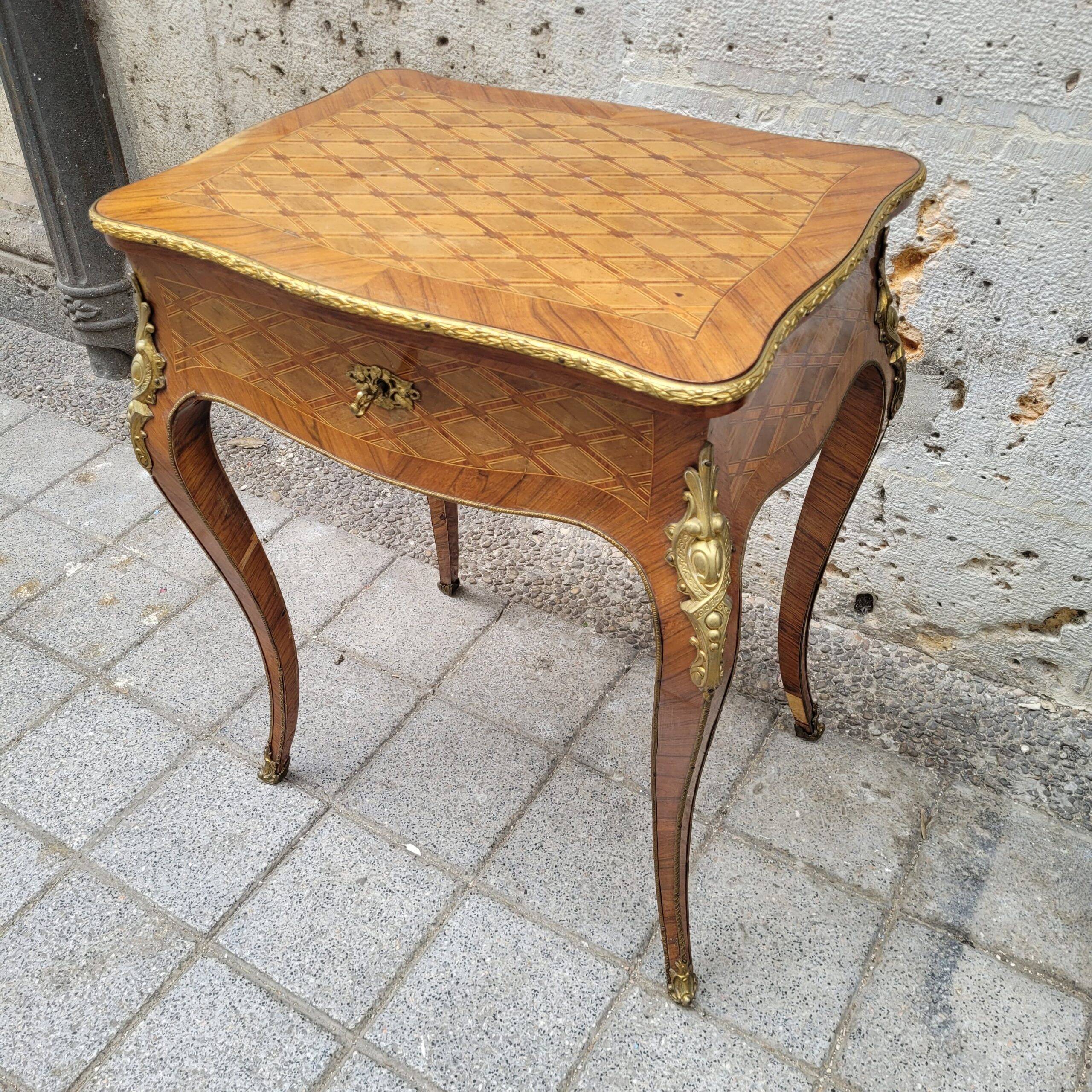 Coiffeuse, coiffeuse en marqueterie de bois et ormolou, Napoléon III, France XIXe siècle