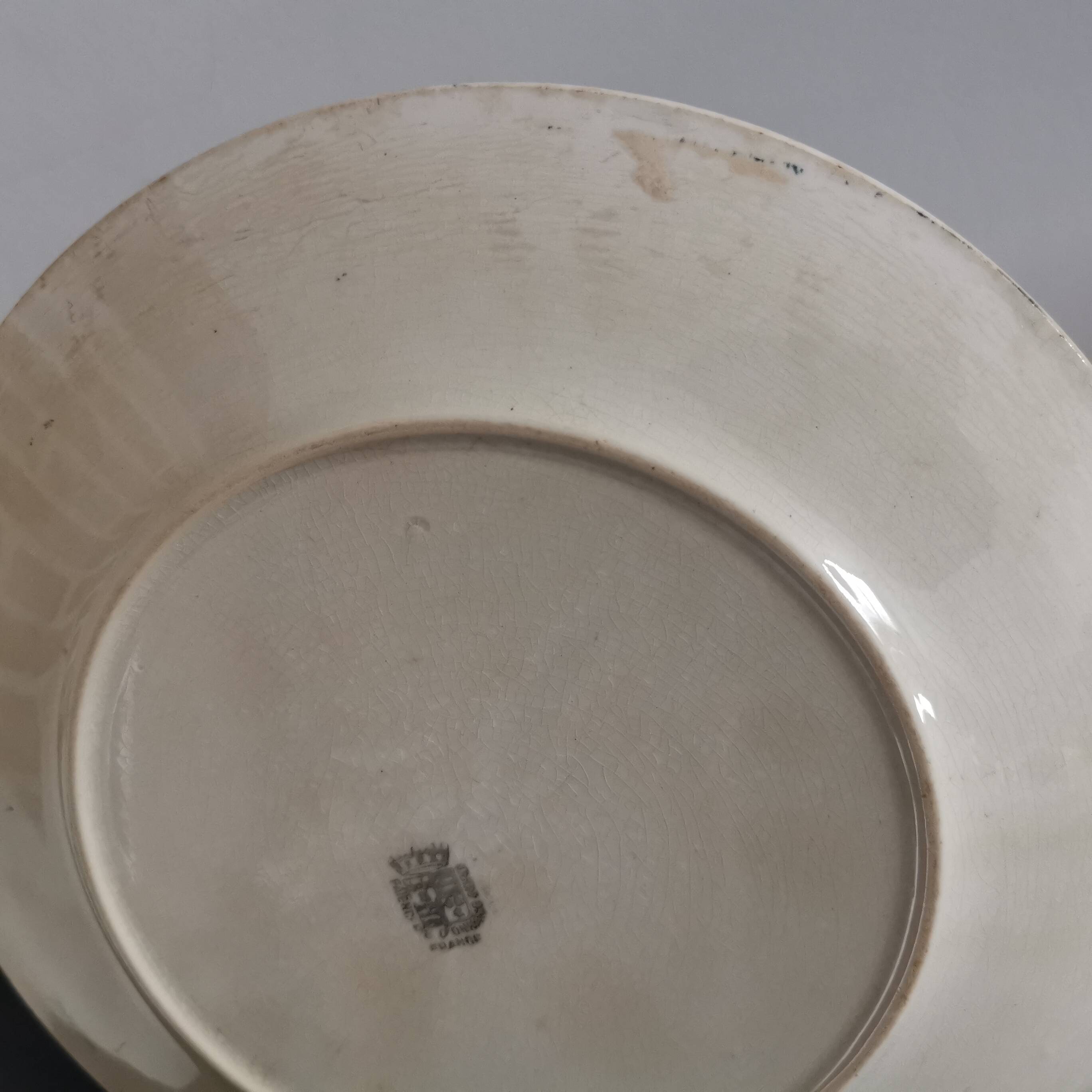 Assiettes plates Terre de Fer faïencerie d'Onnaing modèle "Roses Mousses" fin XIXème