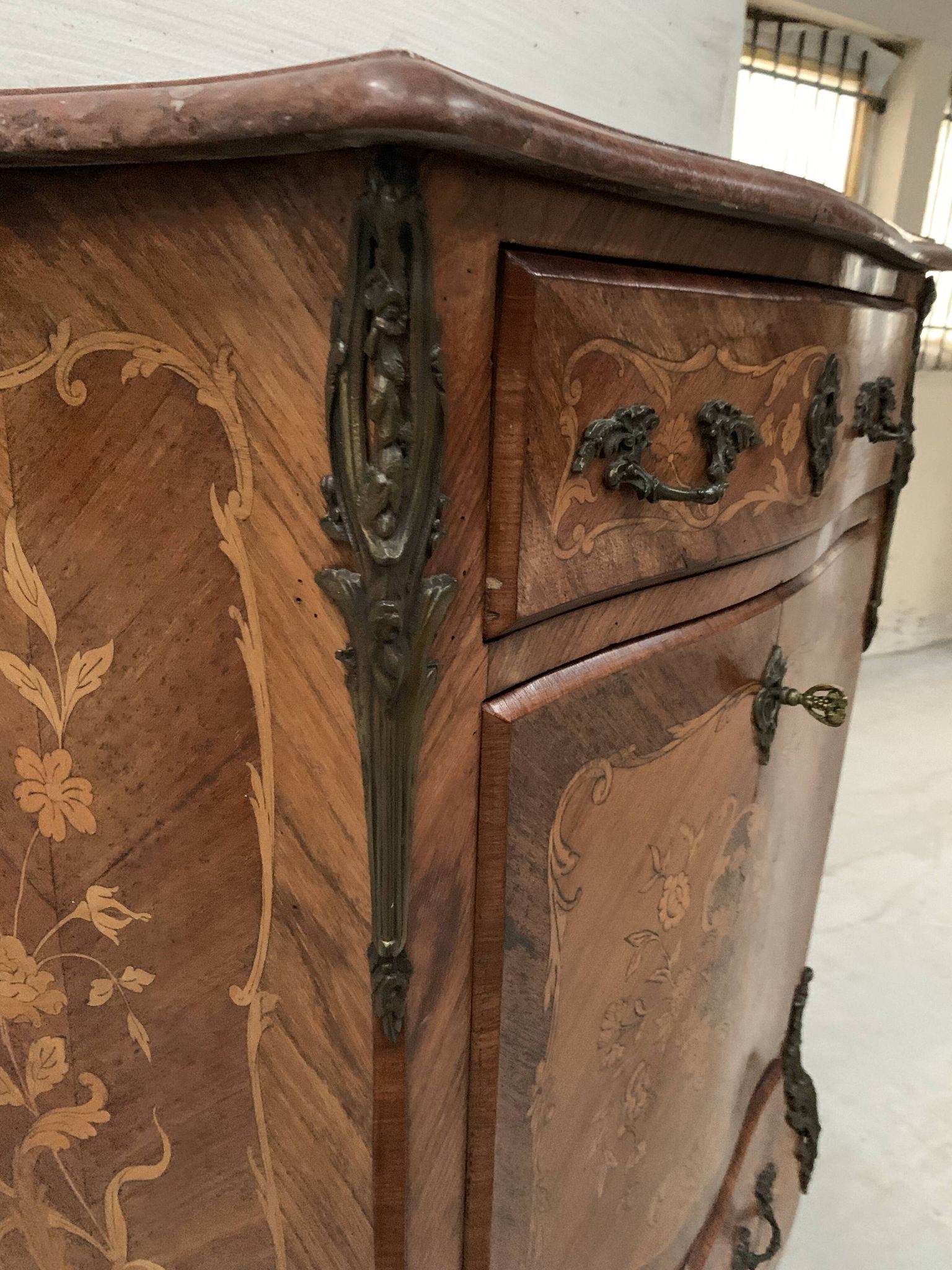 Louis XV style lady's secretary in light wood marquetry, 20th century.
