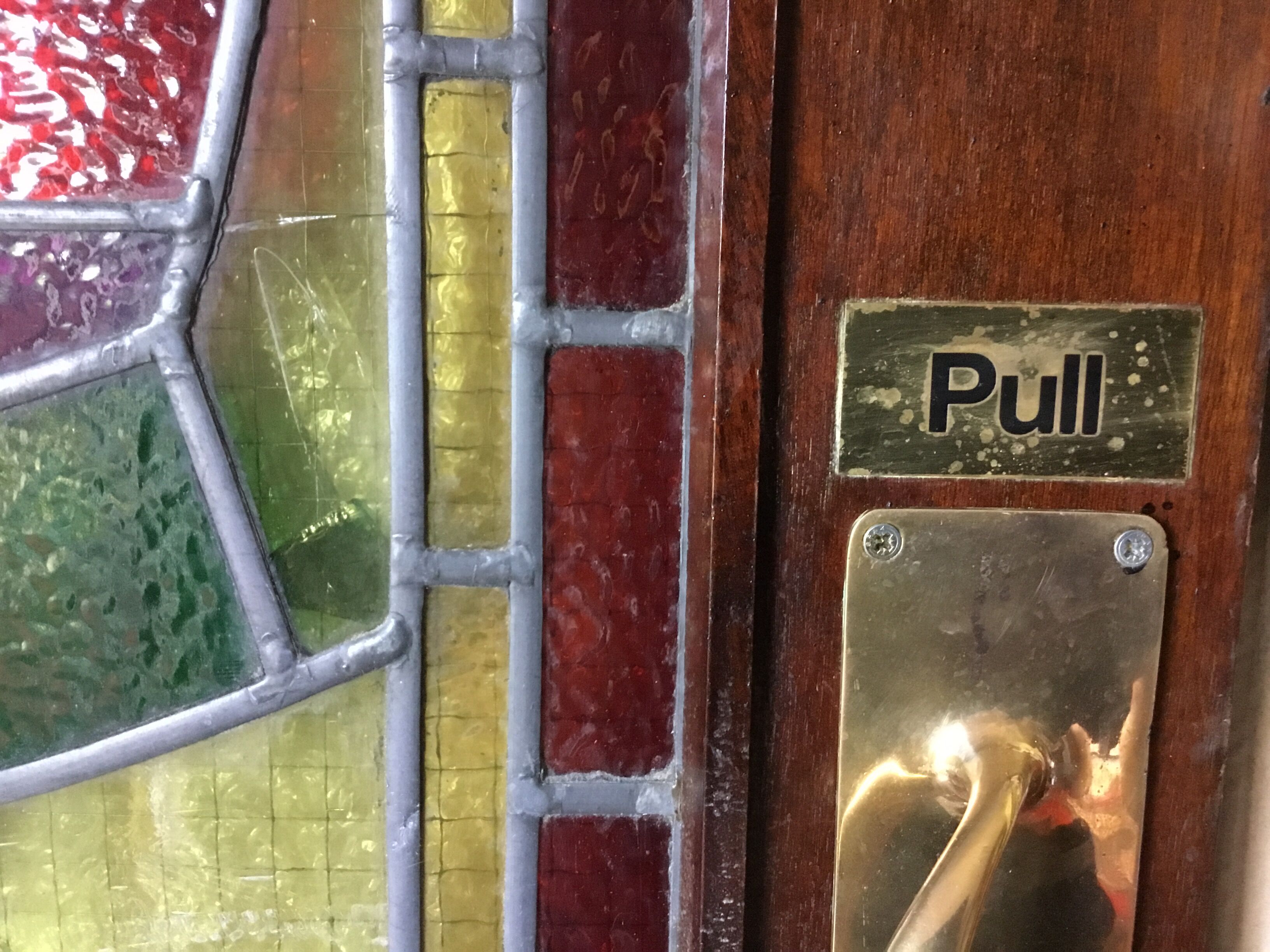 Beating doors of english pub Dungeons & Dragons