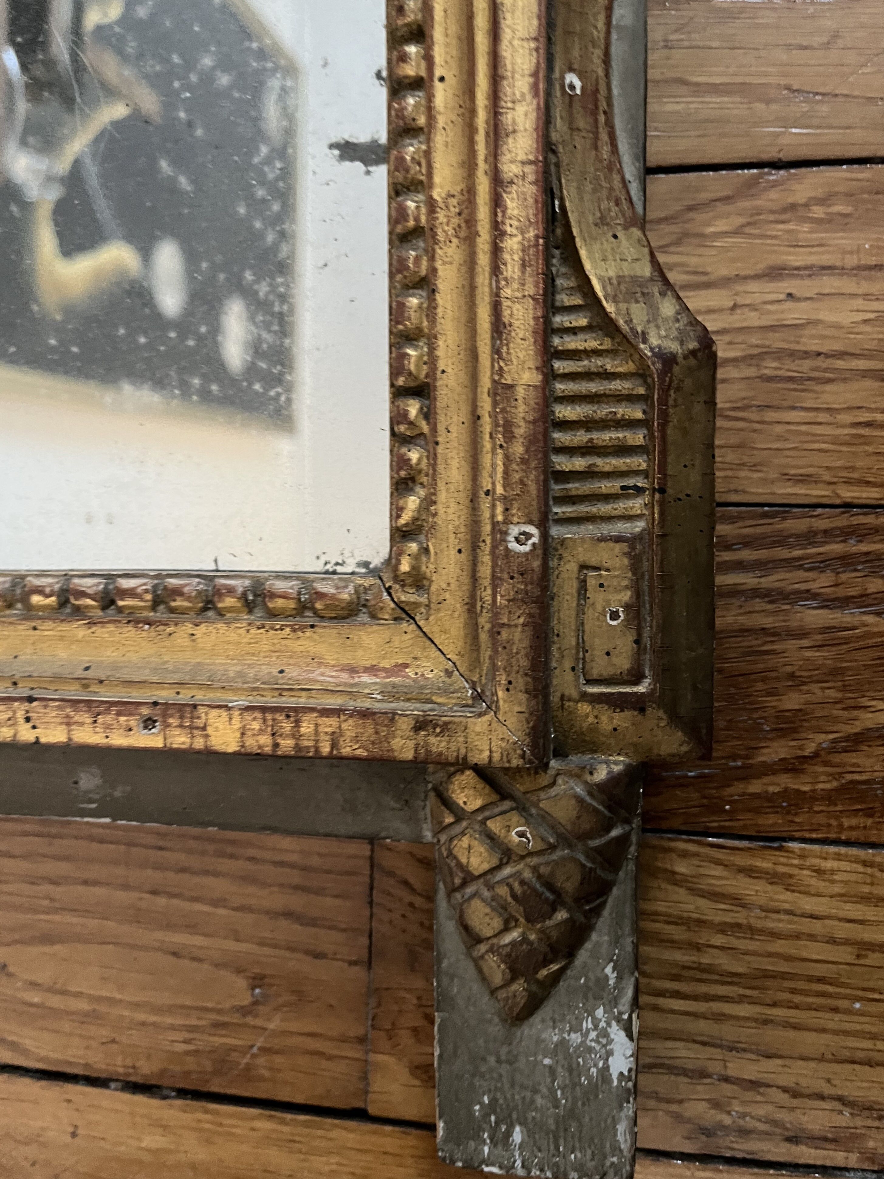 Miroir ancien en bois sculpté et doré XVIIIe, 68x35 cm