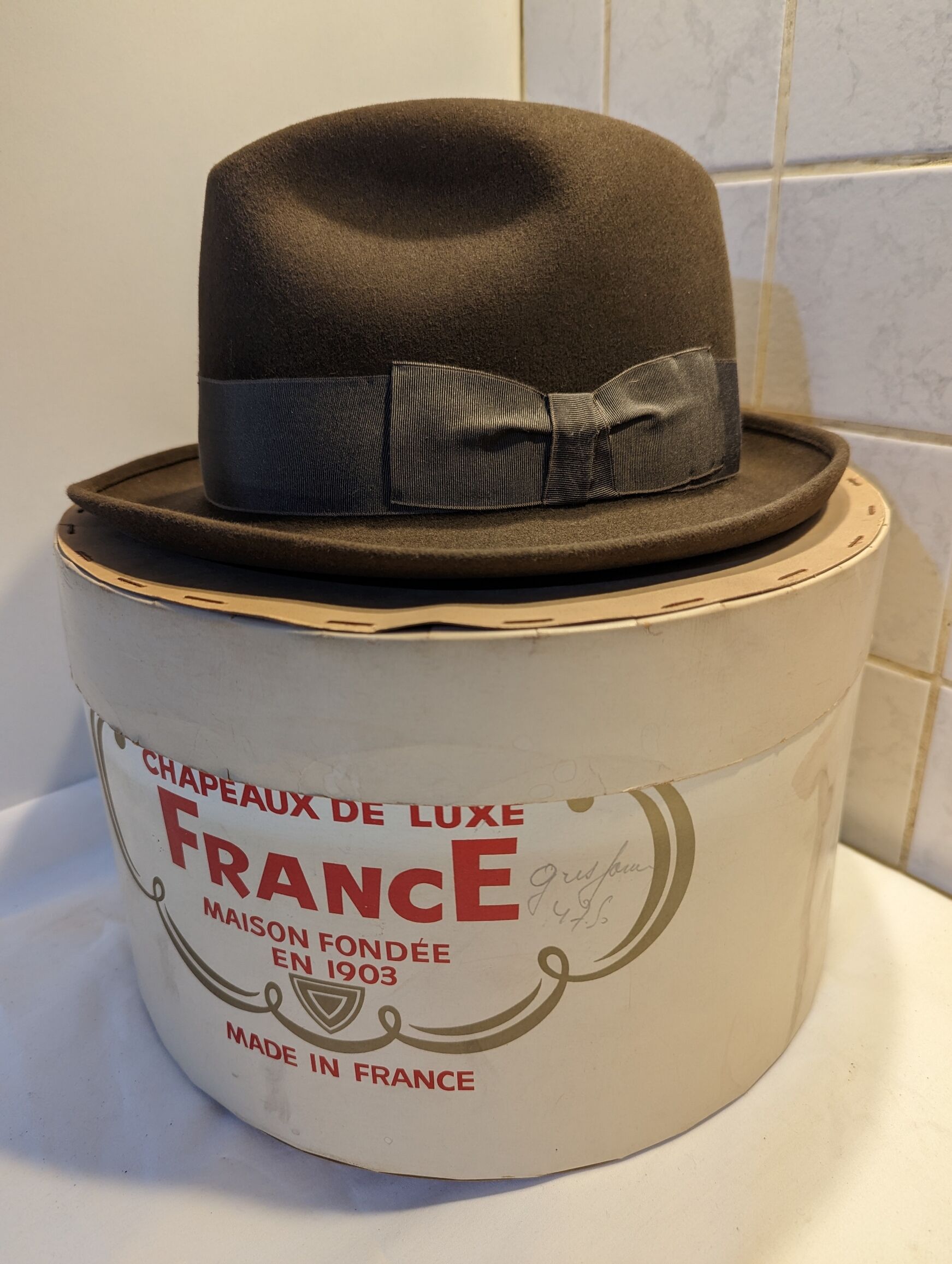 Poupée vintage dans la boîte - France