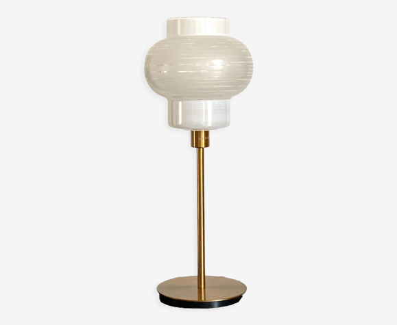 Lampe vintage à poser avec un globe blanche et dorée