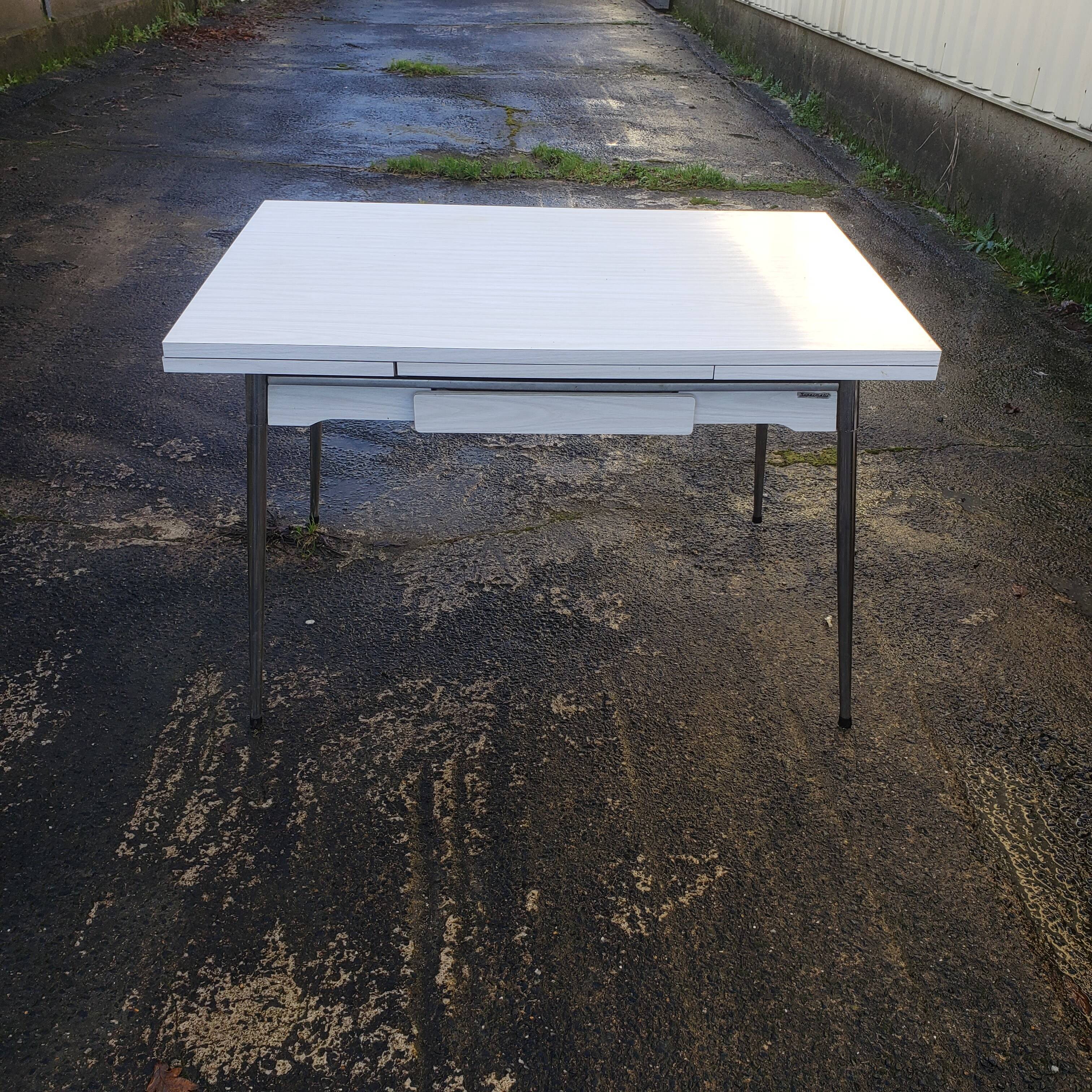 Formica table with extensions