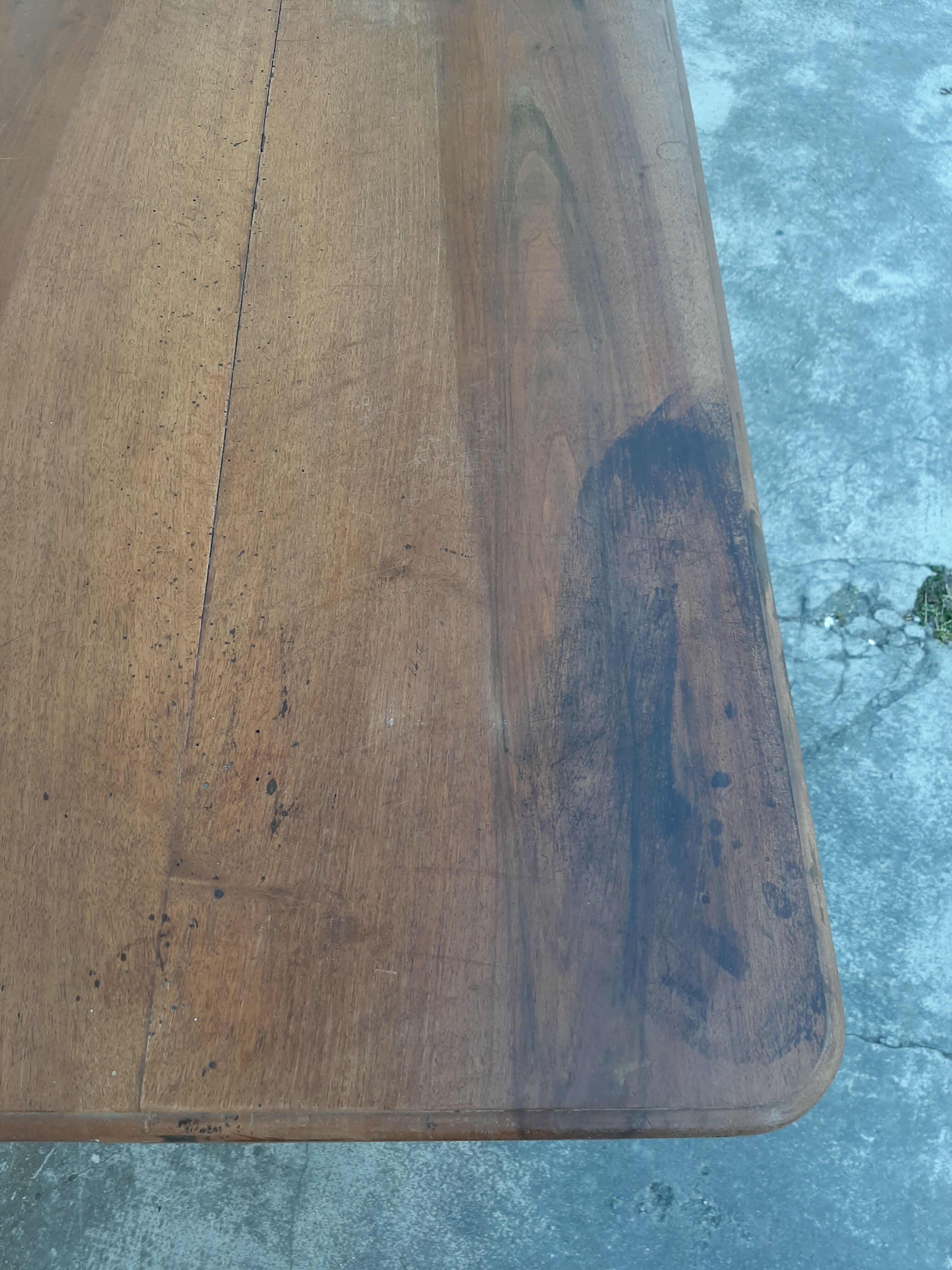 Black pie bistro table