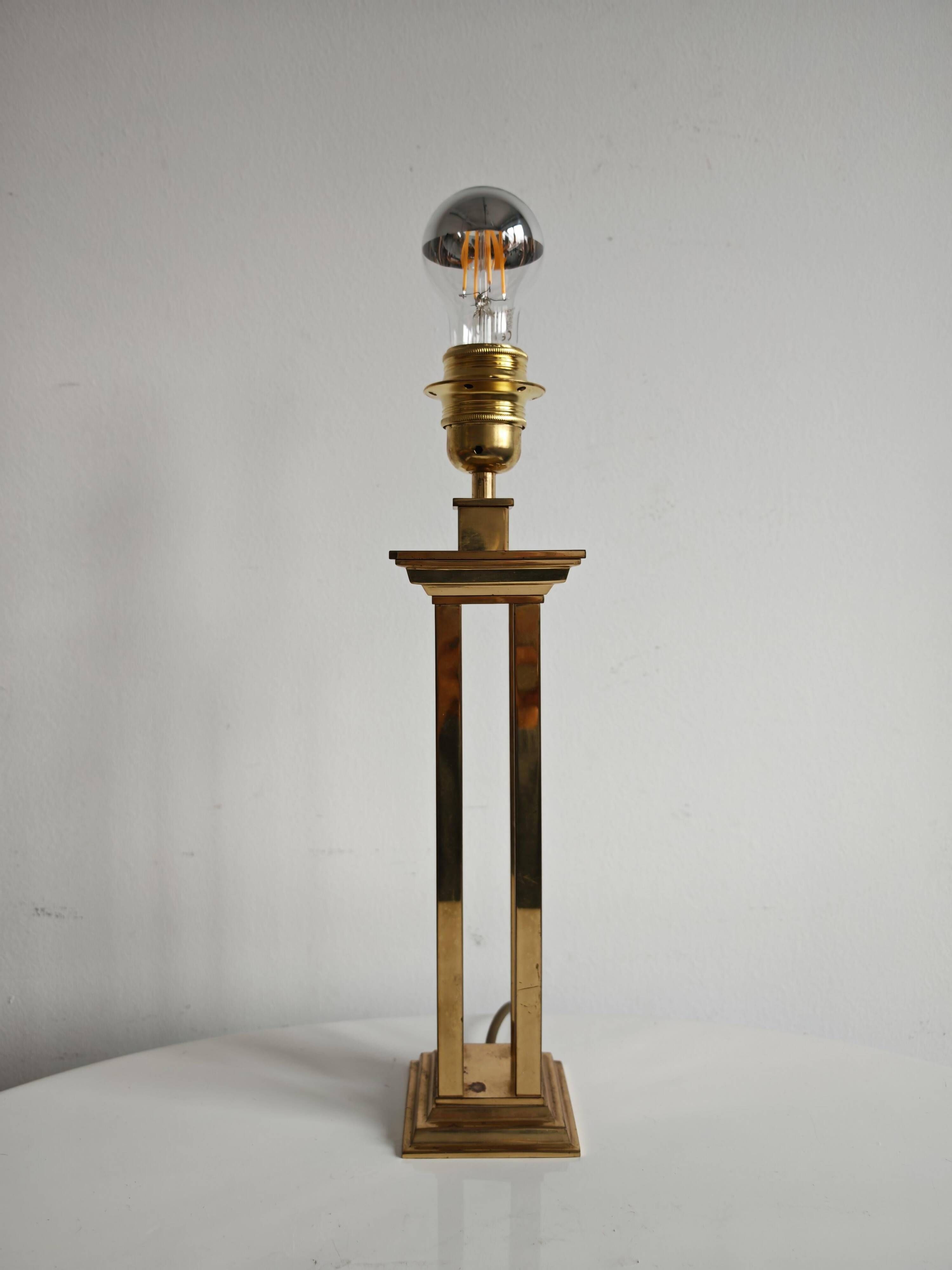 Hollywood Regency table lamp in gilded brass in the style of Willy Rizzo from the 1960s.