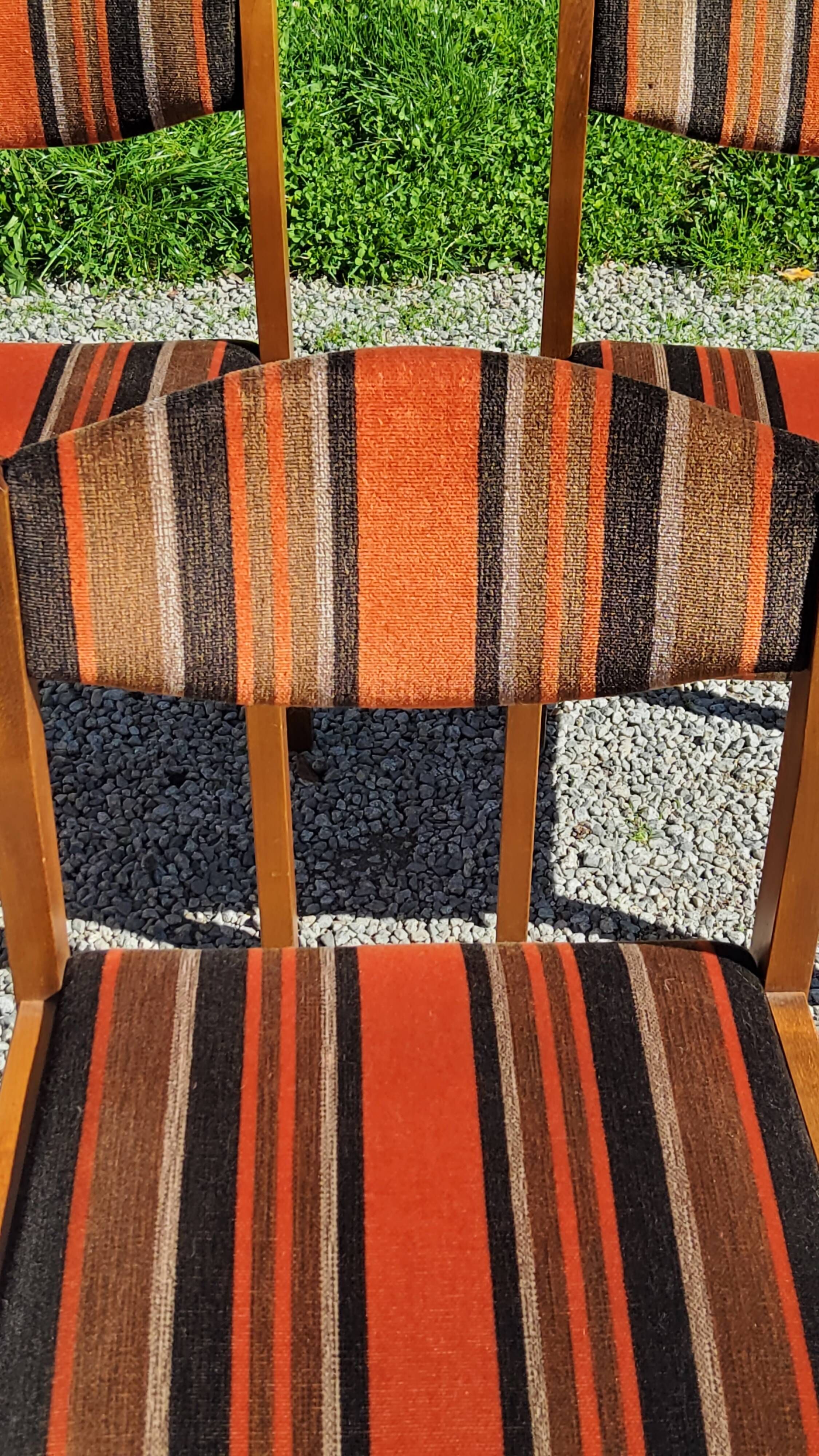 Set of 5 70s designer chairs in beech and orange and brown velvet Self éditeur