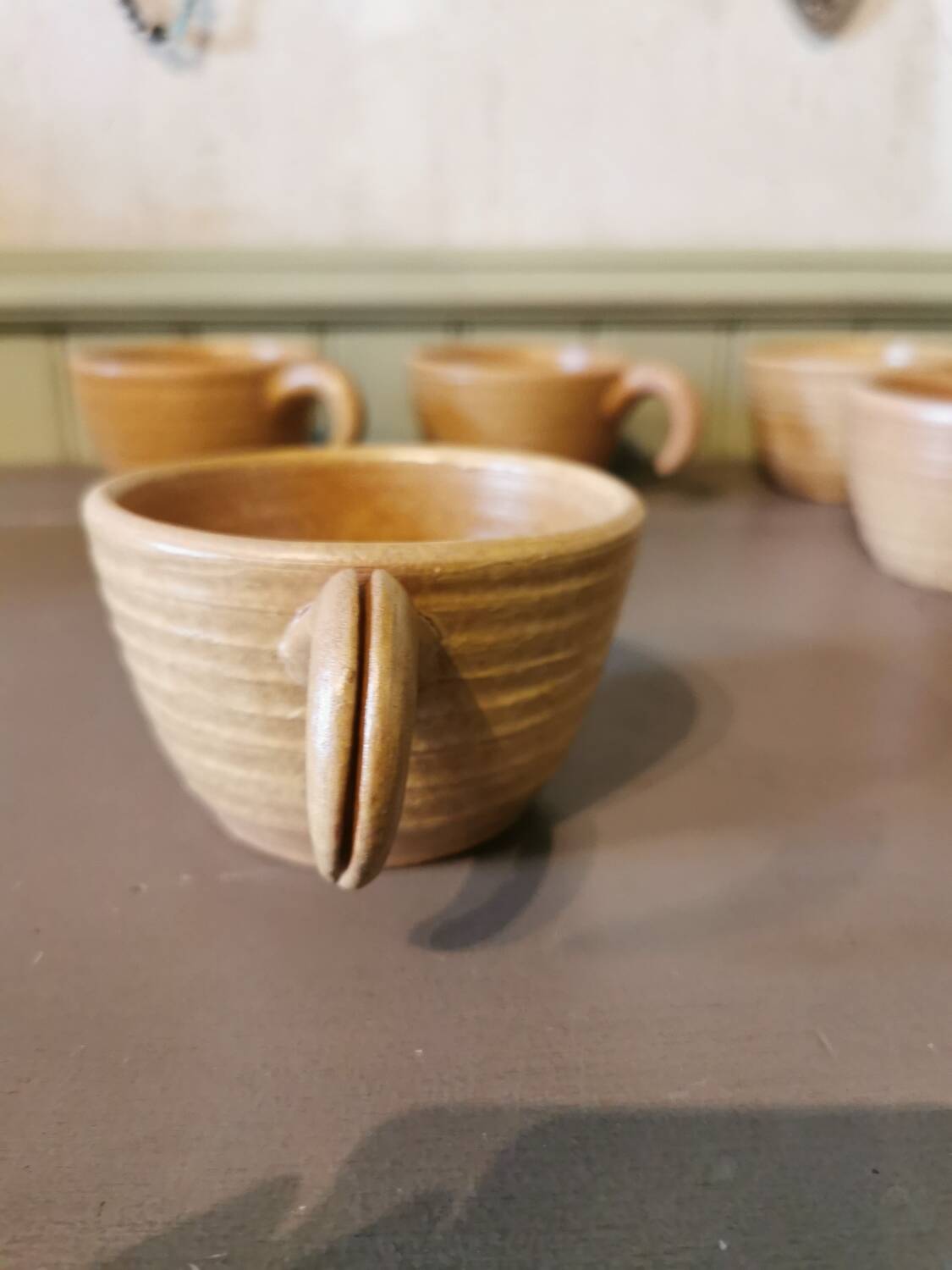 Suite de 8 grandes tasses vintage en grès