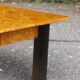 Table basse moderniste années 50 placage loupe d'orme