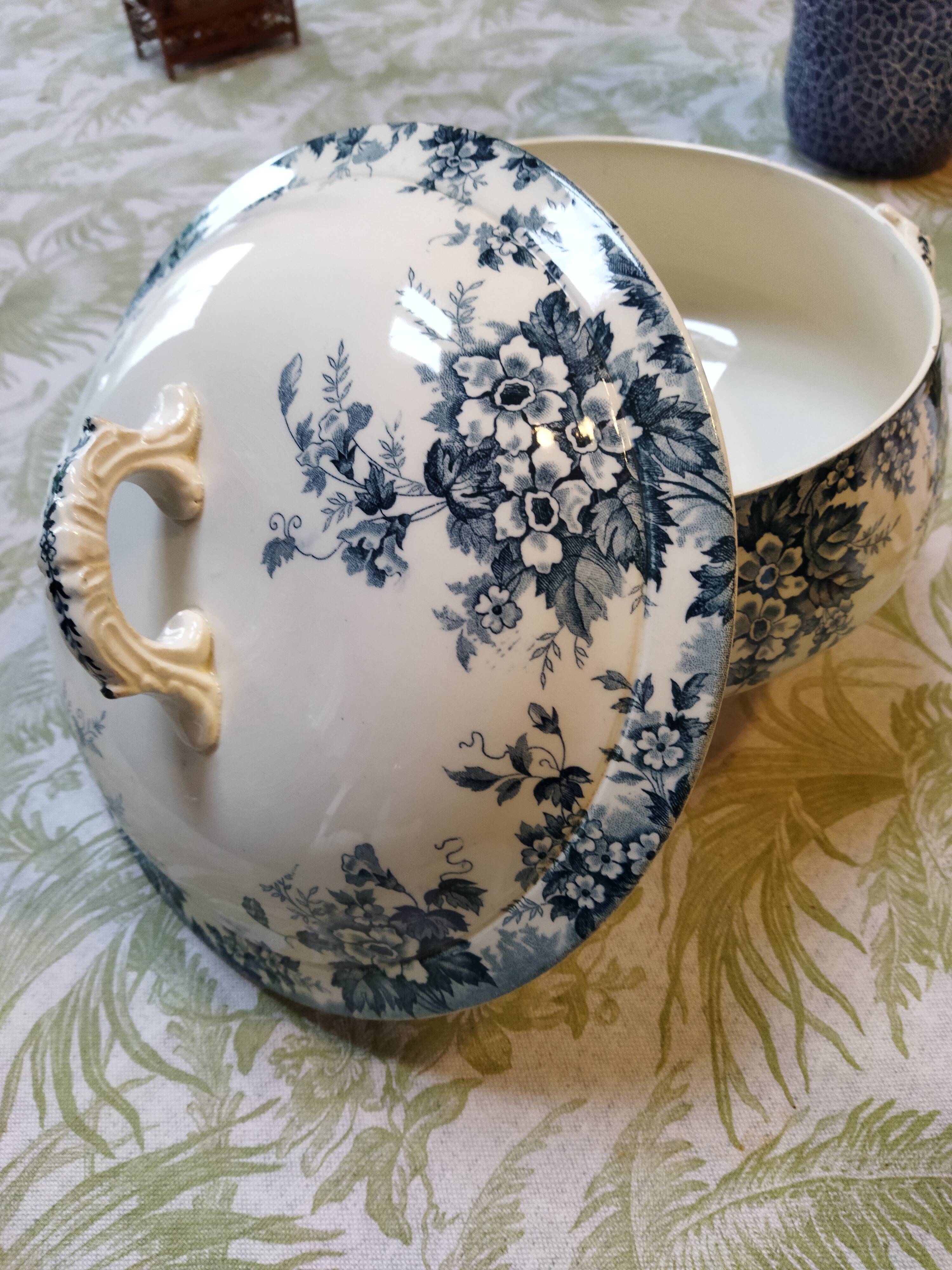Souptureen or vegetable Saint Amand