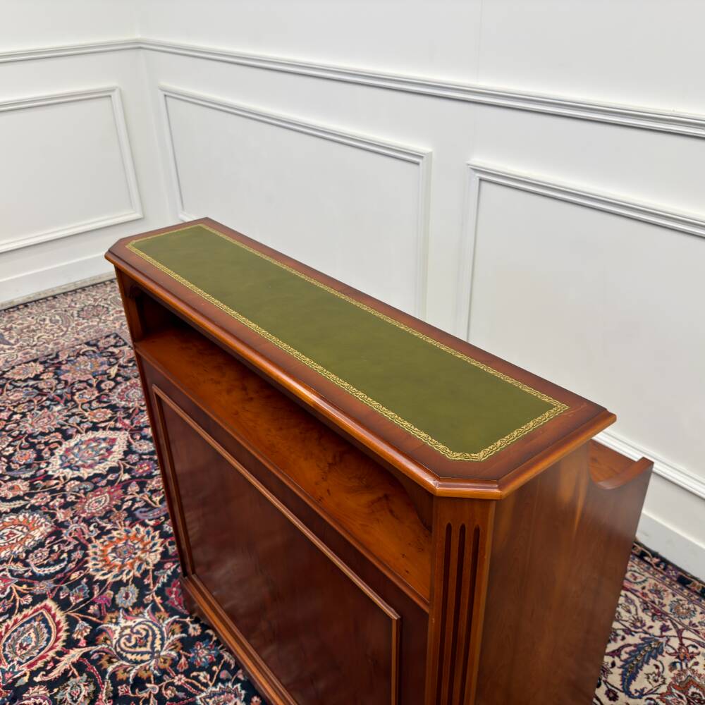 Bar Chesterfield anglais classique avec tabourets de bar