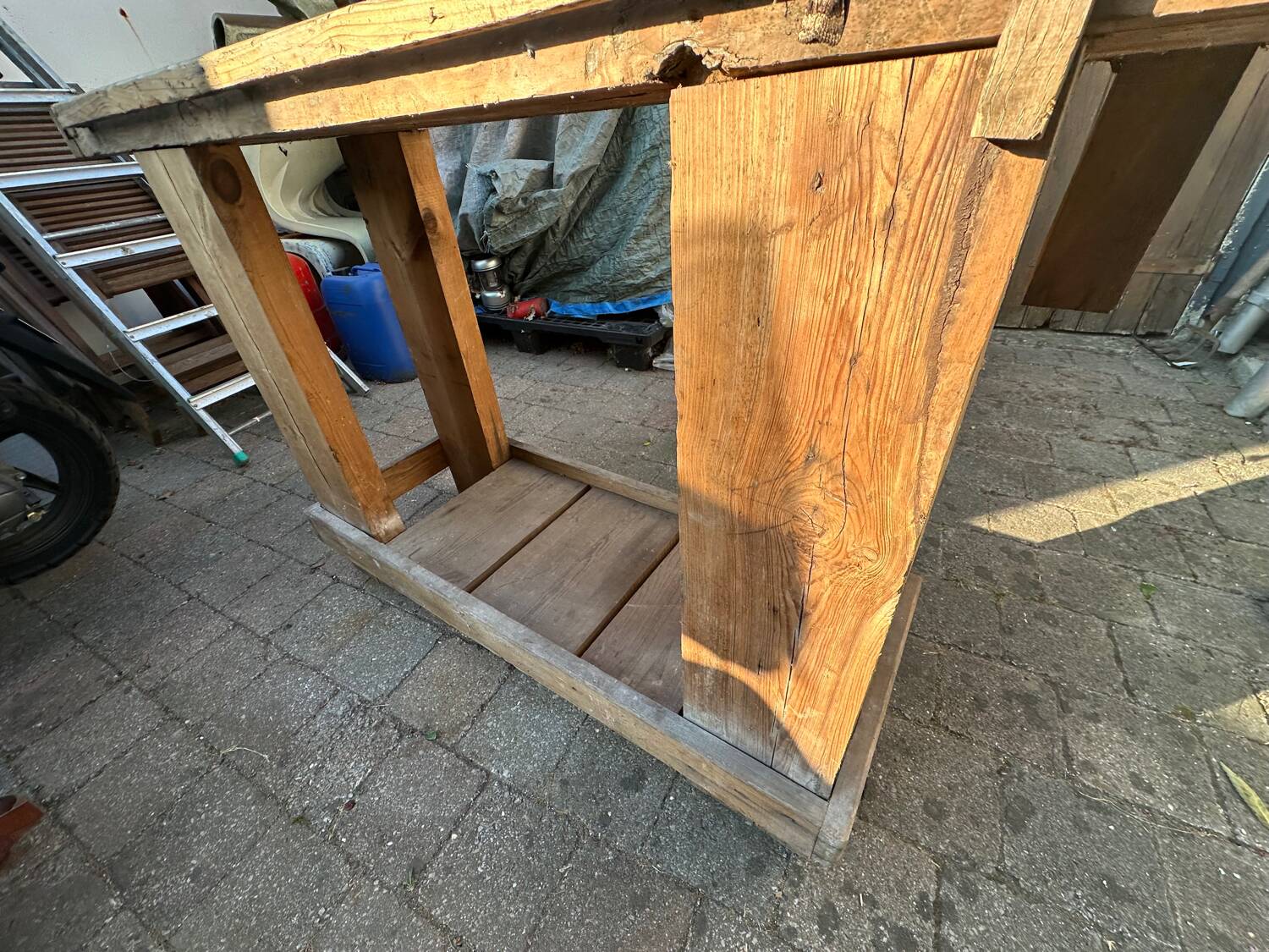 Carpenter's workbench decor