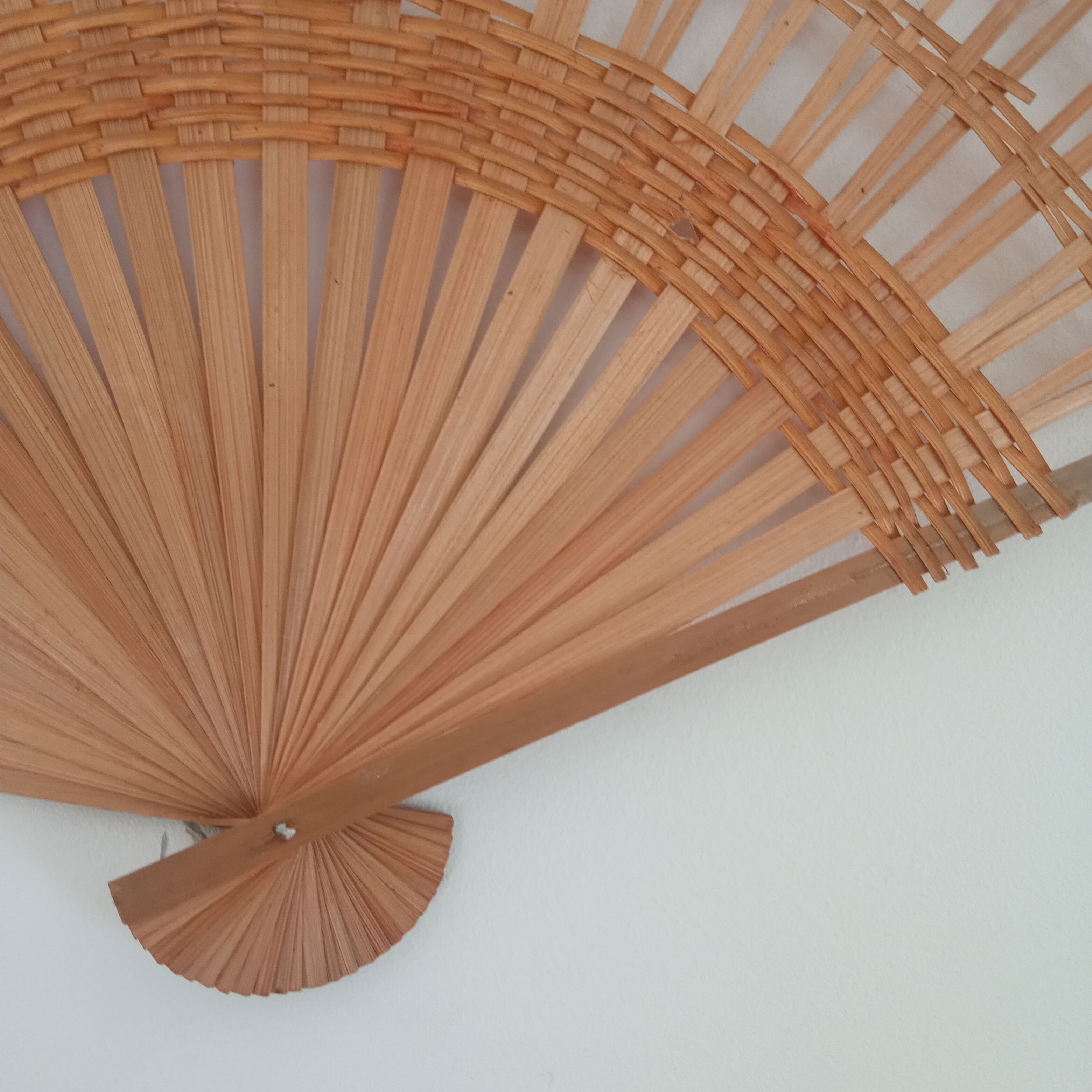 Vintage braided rattan eventail