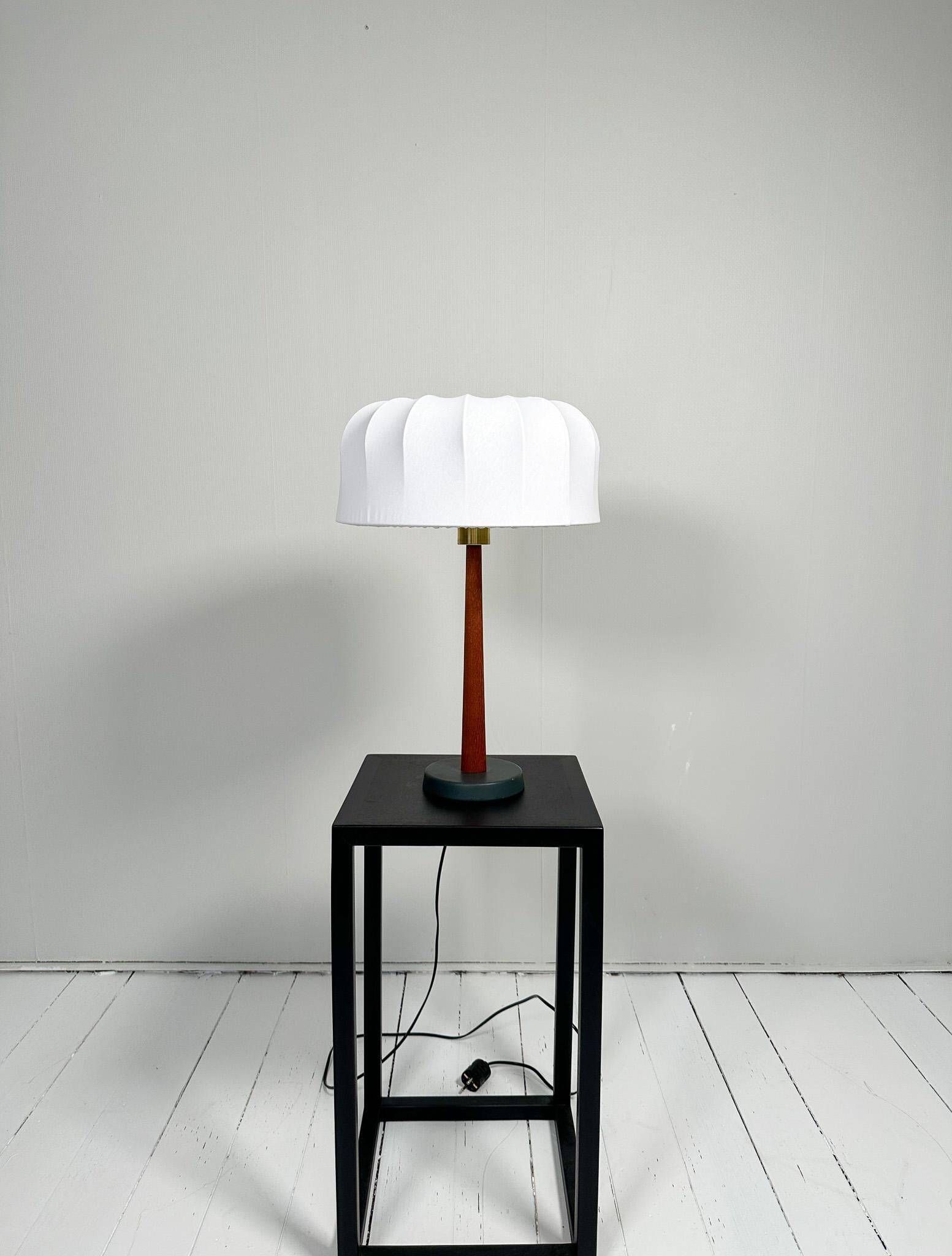 Lampe de table en teck et coton de style milieu du siècle par Einar Bäckström, Suède, 1950s